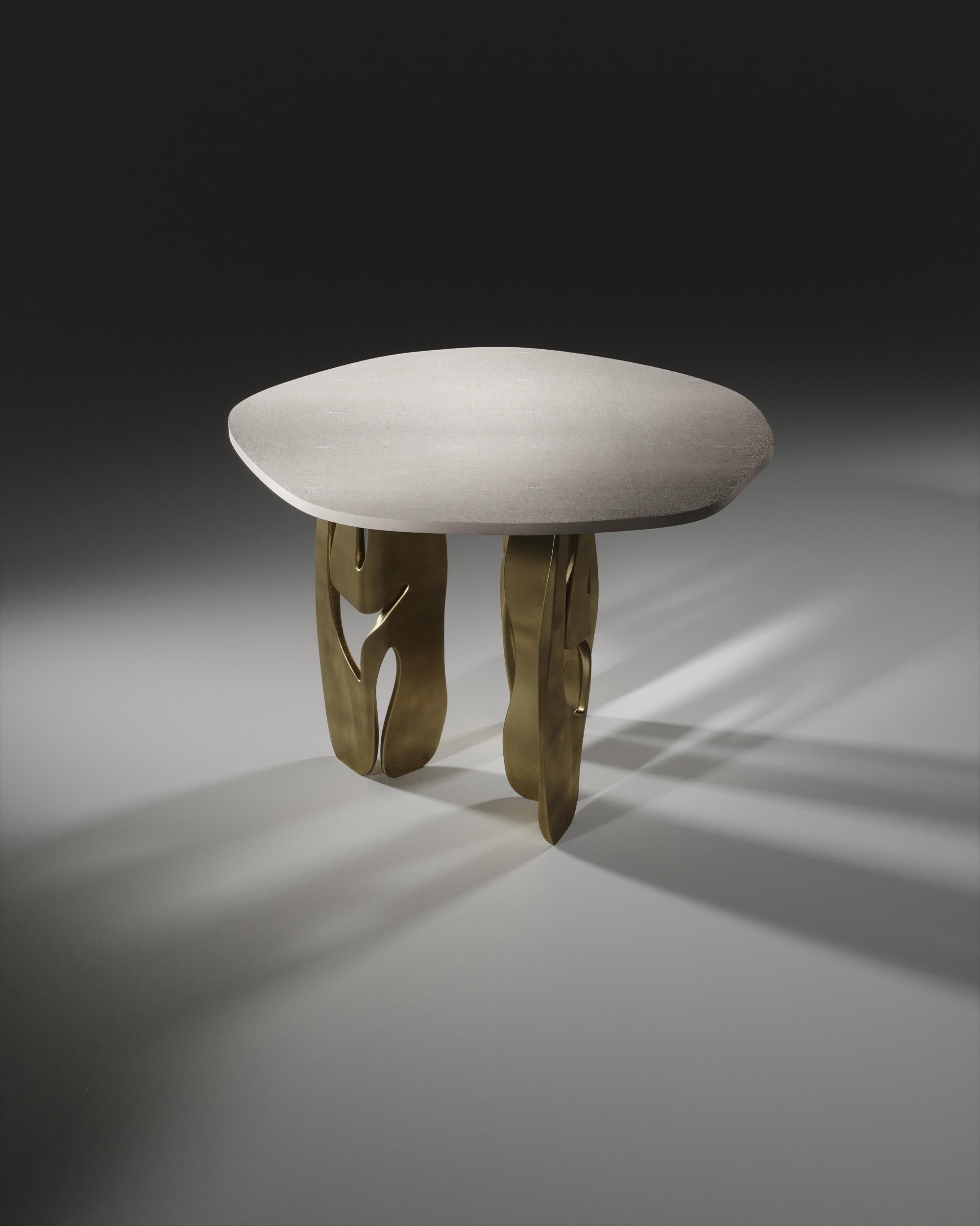 Shagreen Frühstückstisch mit skulpturalen Messingbeinen von R & Y Augousti im Angebot 2