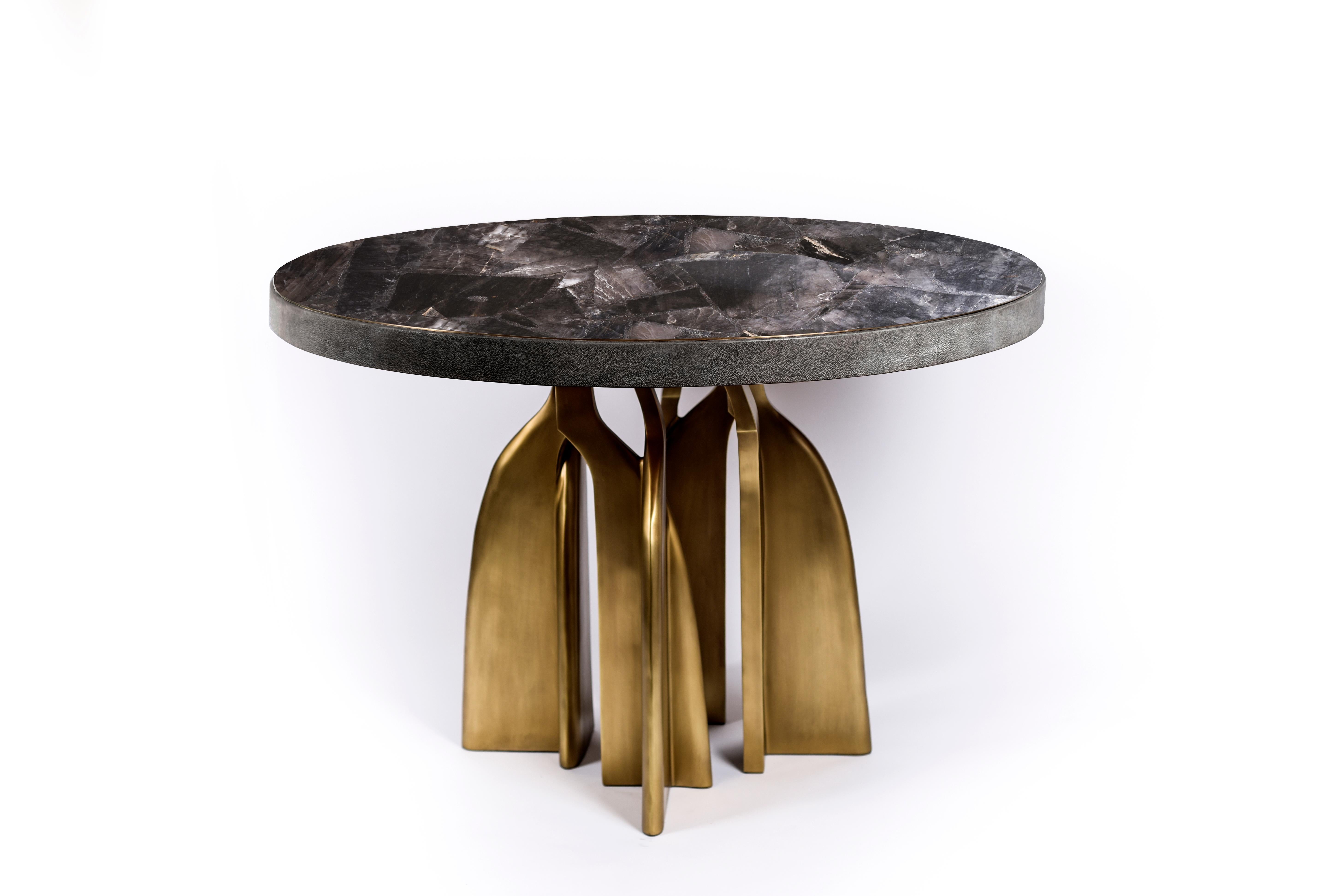 Table de petit déjeuner en galuchat avec pieds sculpturaux en laiton patiné bronze de Kifu, Paris Neuf - En vente à New York, NY