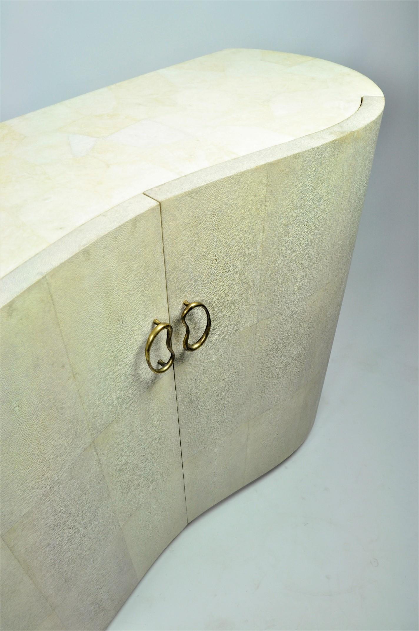 Shagreen Buffet „2 Türen“ Bohnen mit Bergkristallplatte von Ginger Brown (Organische Moderne)