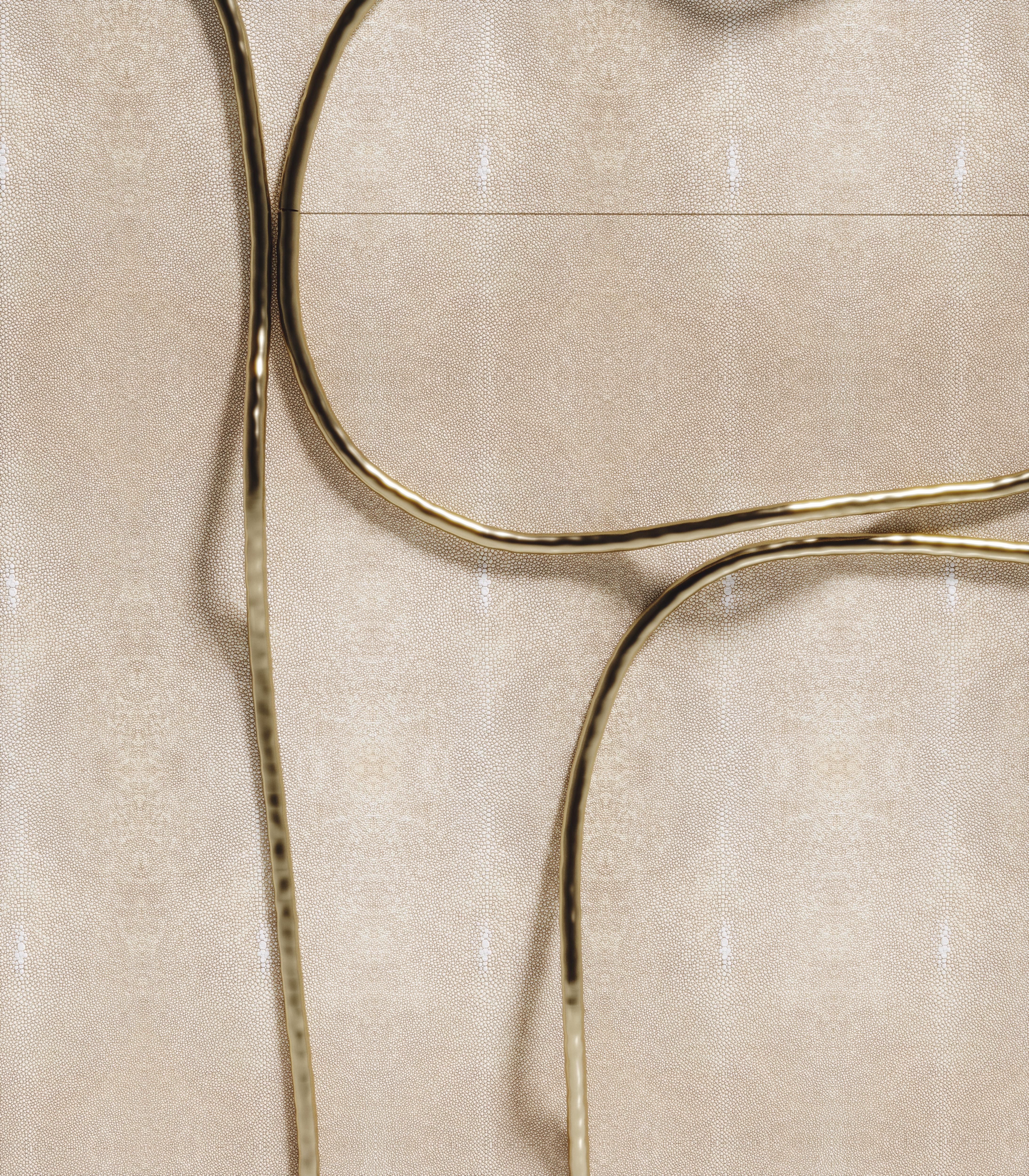 Laiton Buffet en galuchat avec détails en laiton Bronze-Patina de R&Y Augousti en vente