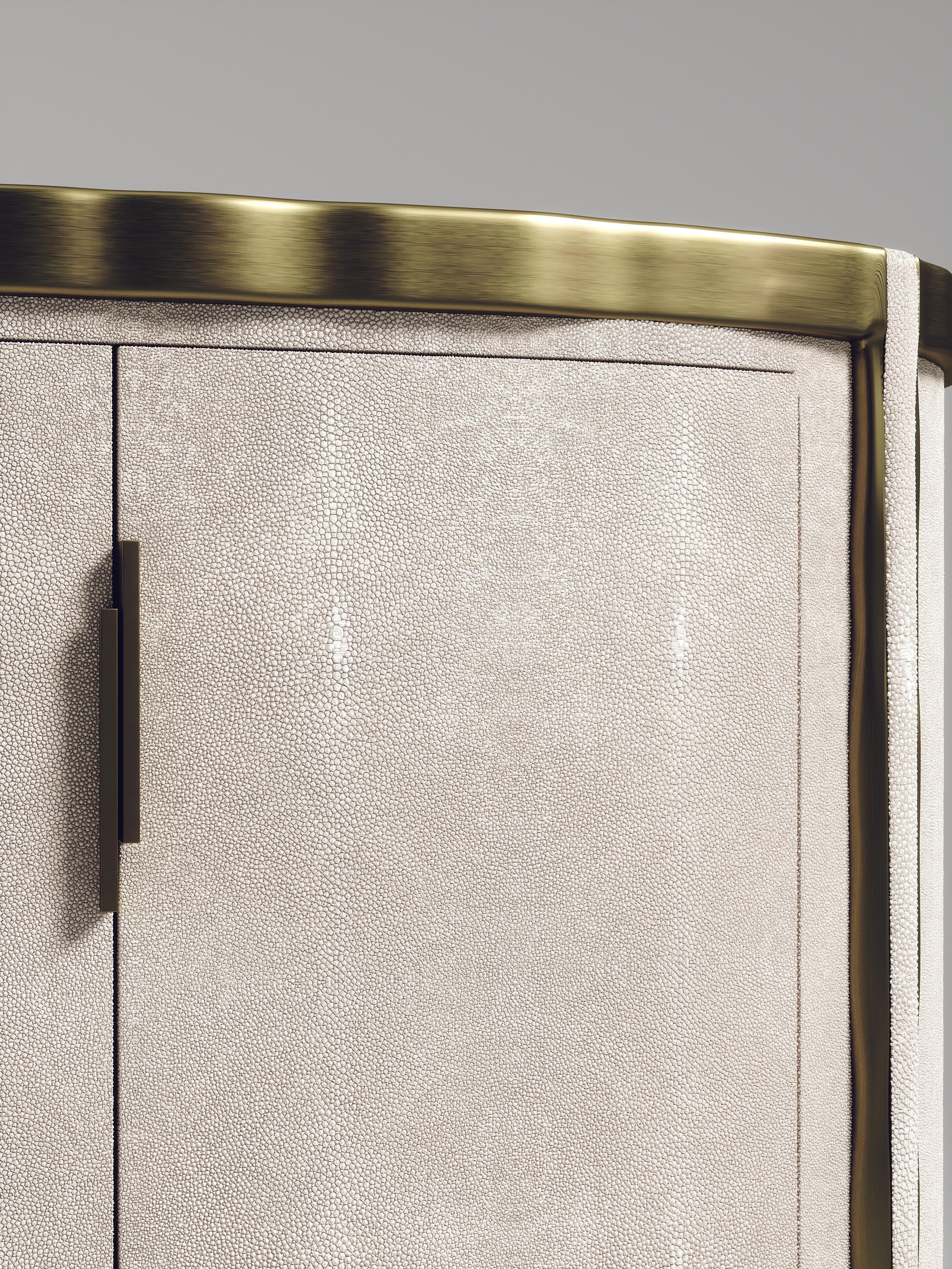 Buffet in zigrino con dettagli in ottone patinato bronzo di R & Y Augousti in vendita 2