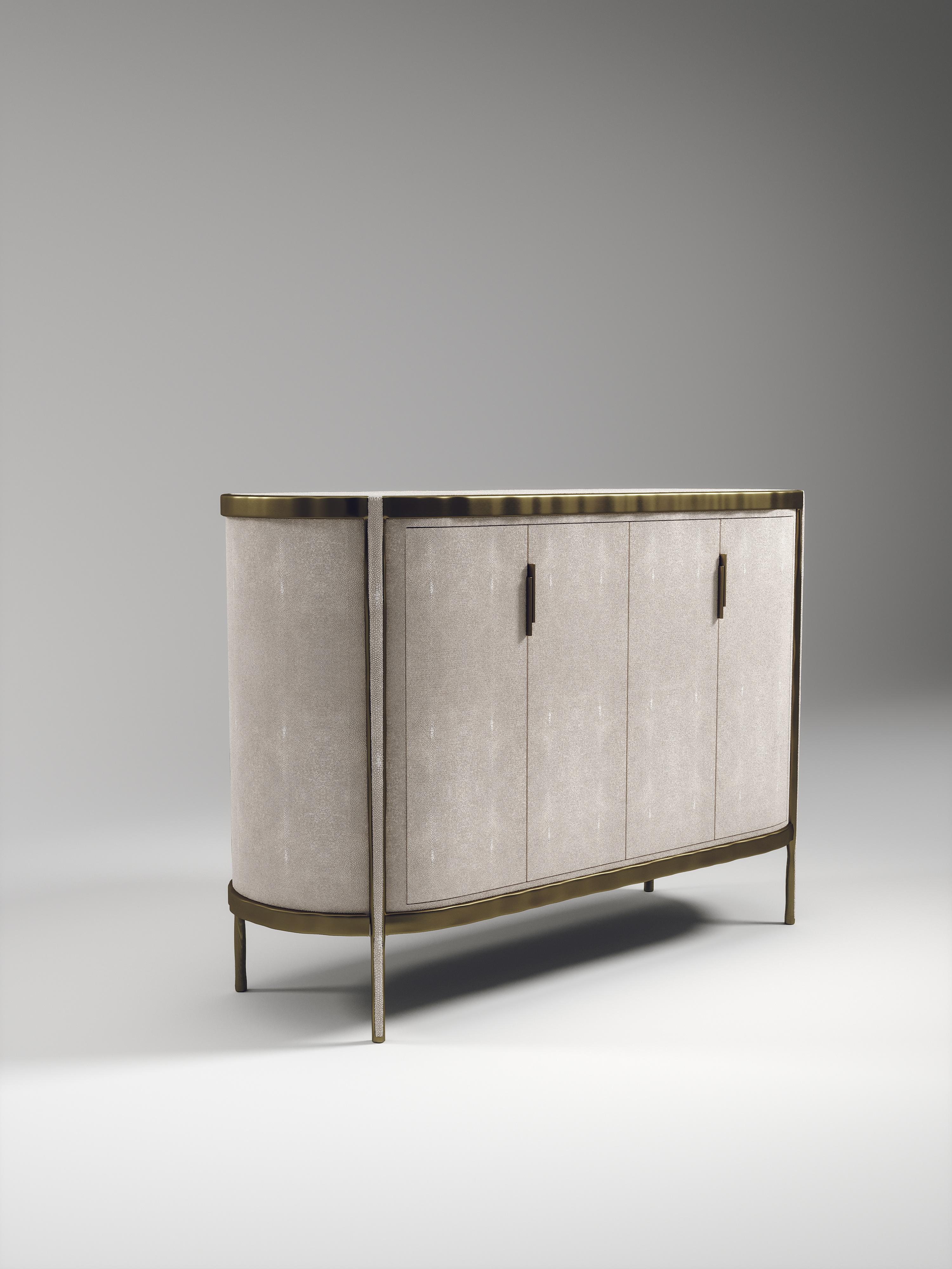 Buffet in zigrino con dettagli in ottone patinato bronzo di R & Y Augousti in vendita 4