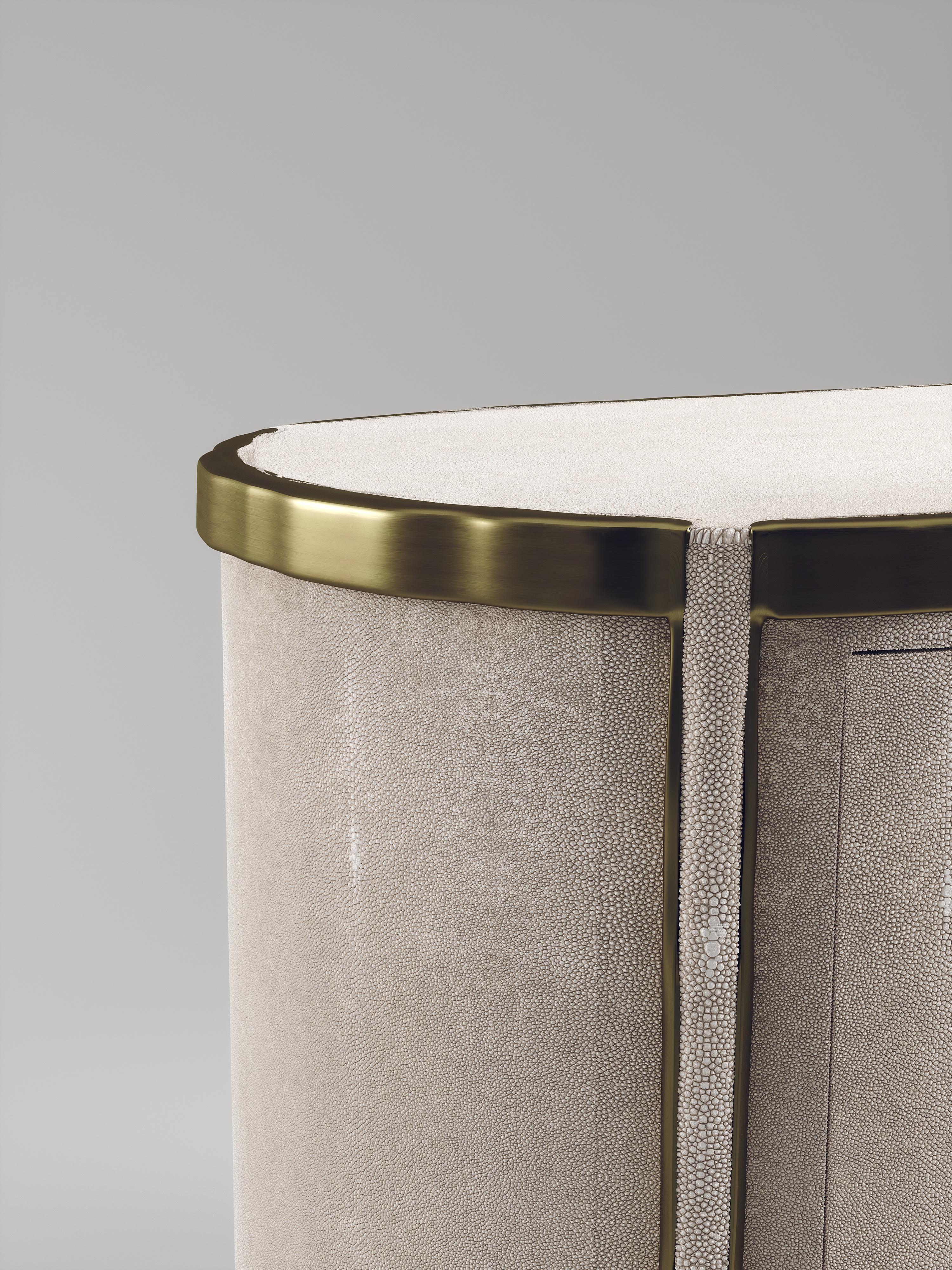 Art Déco Buffet in zigrino con dettagli in ottone patinato bronzo di R & Y Augousti in vendita