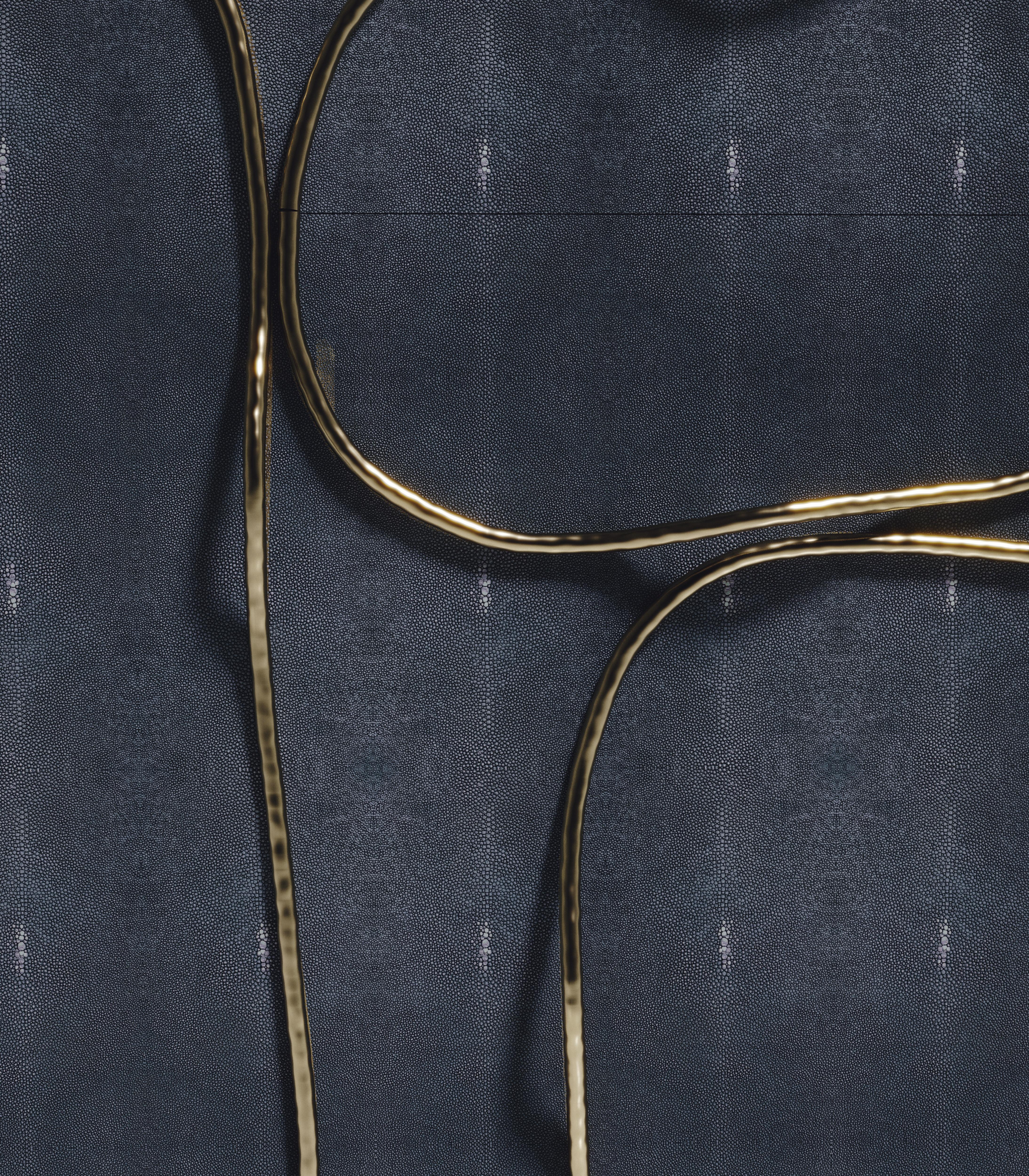 Aparador de piel de raya con detalles de latón bronce-patina de R&Y Augousti en Nuevo estado para la venta en New York, NY