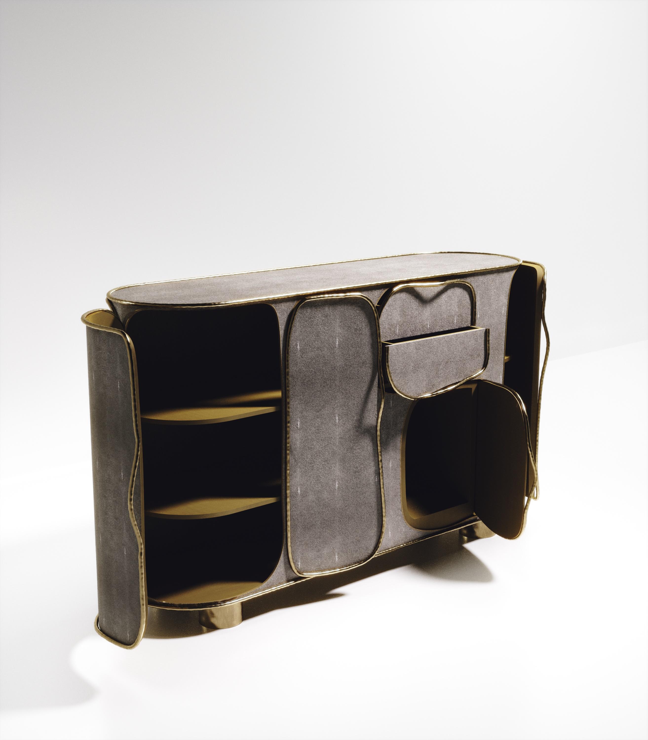 XXIe siècle et contemporain Buffet en galuchat avec détails en laiton Bronze-Patina de R&Y Augousti en vente
