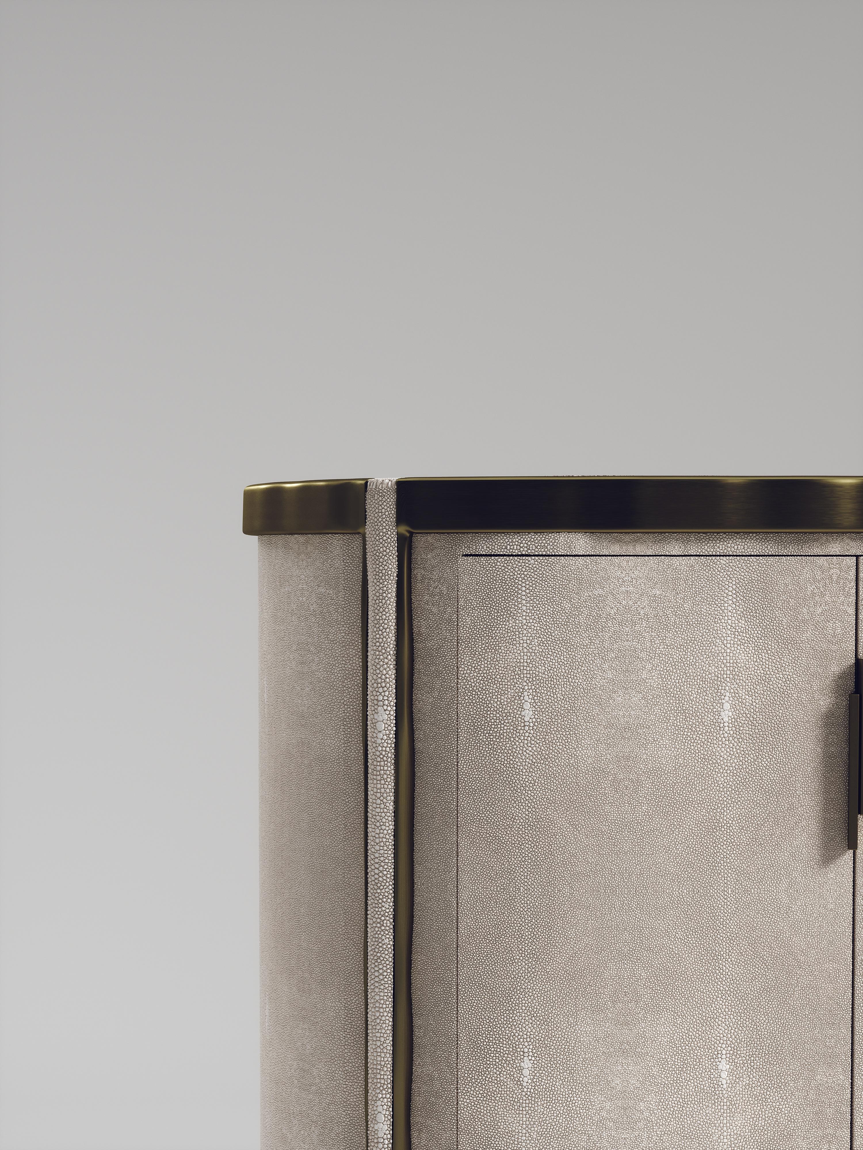 XXI secolo e contemporaneo Buffet in zigrino con dettagli in ottone patinato bronzo di R & Y Augousti in vendita