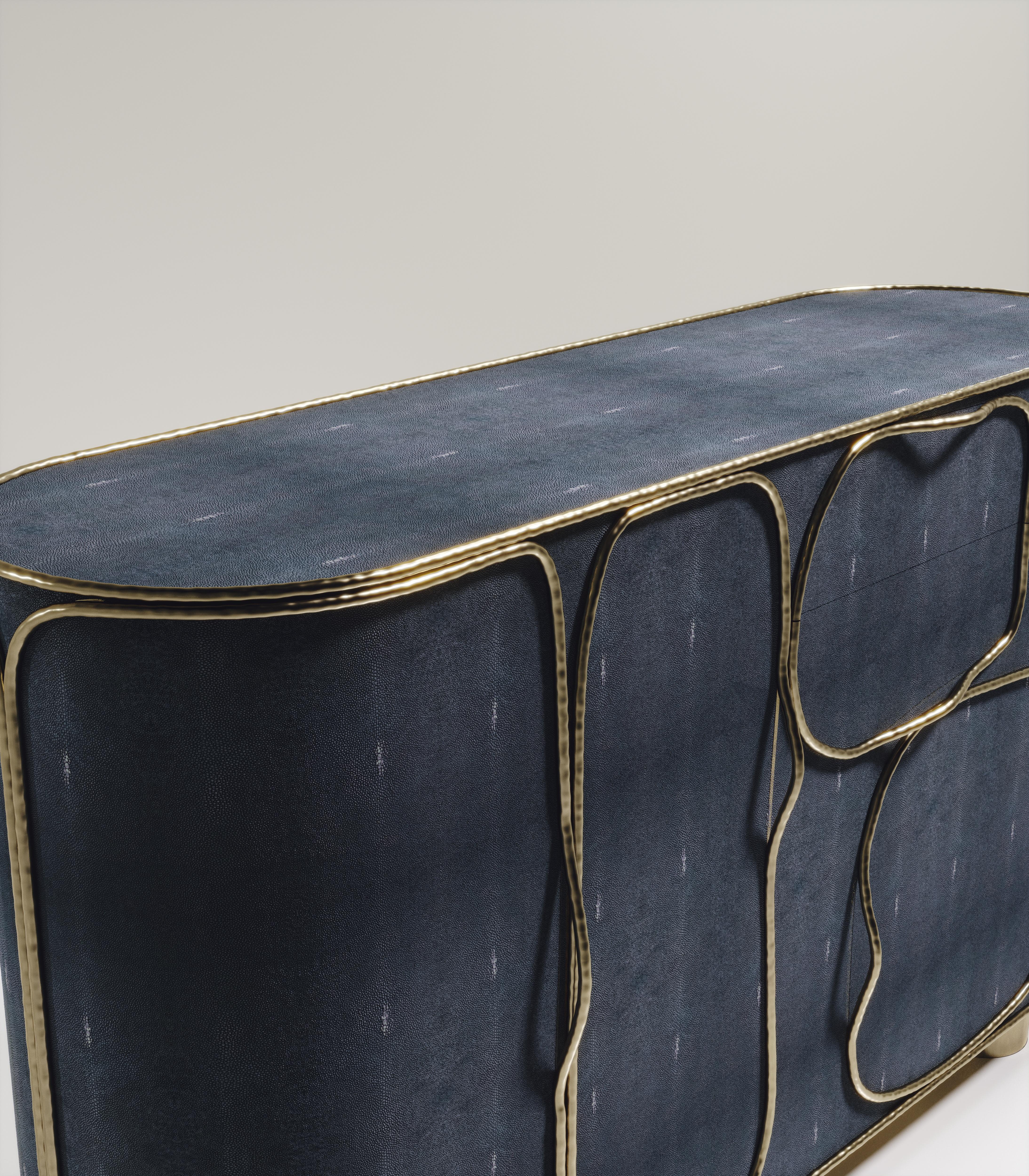 Aparador de piel de raya con detalles de latón bronce-patina de R&Y Augousti en Nuevo estado para la venta en New York, NY