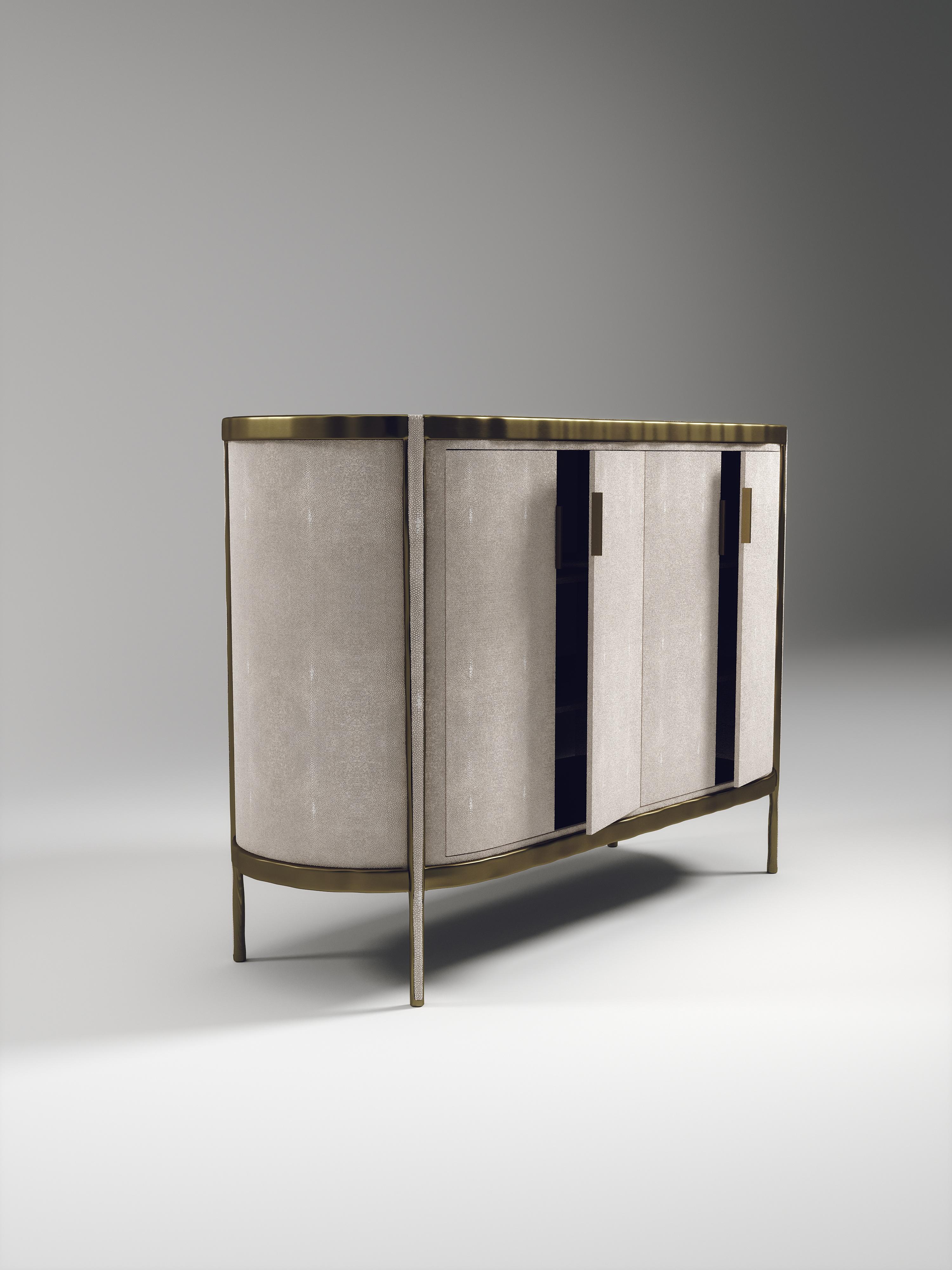 Ottone Buffet in zigrino con dettagli in ottone patinato bronzo di R & Y Augousti in vendita