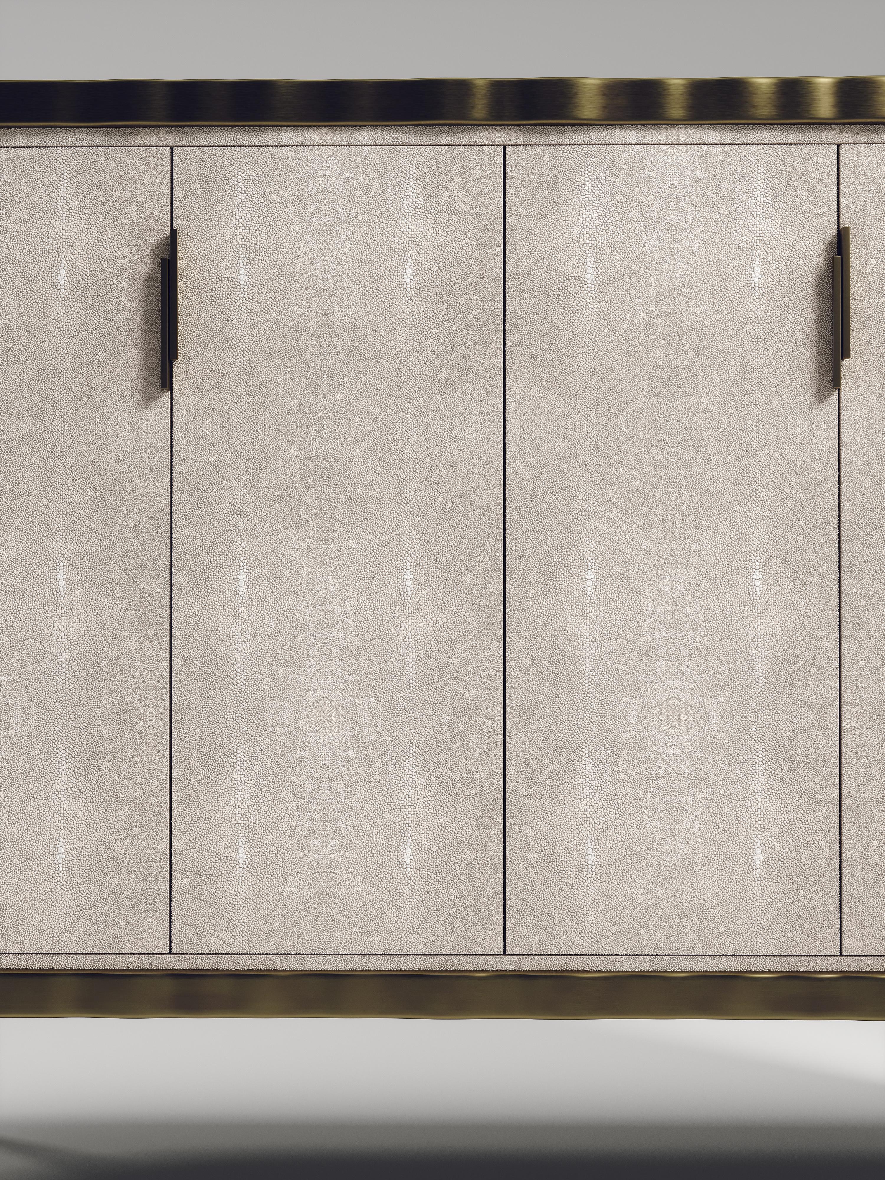Buffet in zigrino con dettagli in ottone patinato bronzo di R & Y Augousti in vendita 1