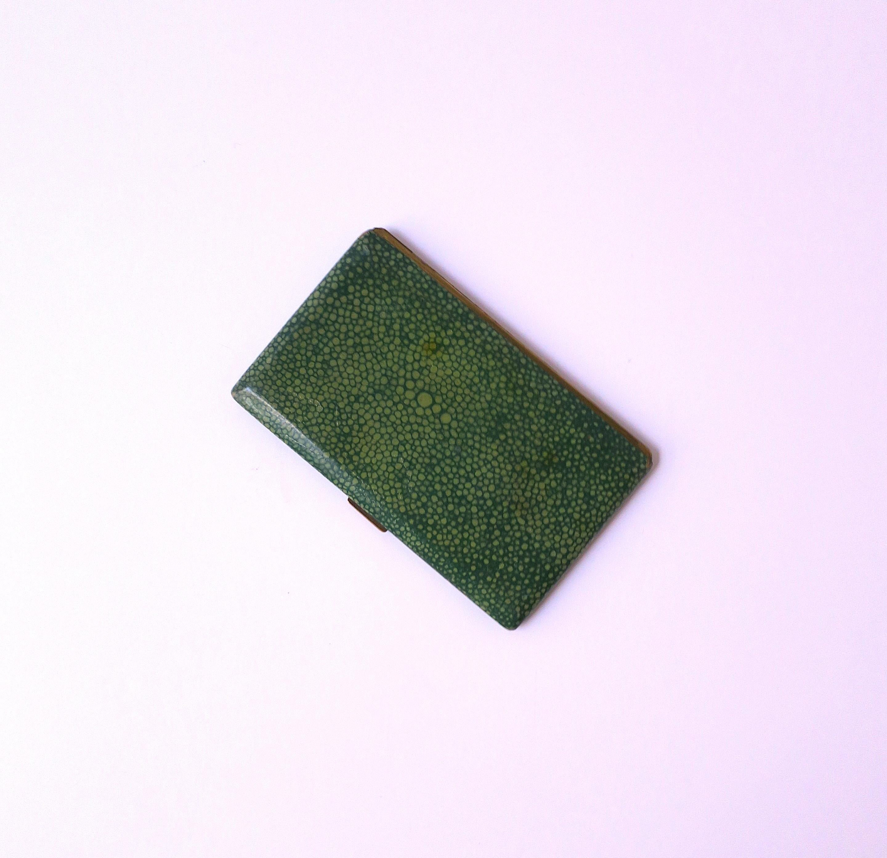 Étui à cigarettes en galuchat (peau de requin), de style moderne, vers le début ou le milieu du XXe siècle. La pièce est rectangulaire avec un extérieur en galuchat teinté vert et un intérieur en métal doré. Une pièce idéale pour tenir des objets