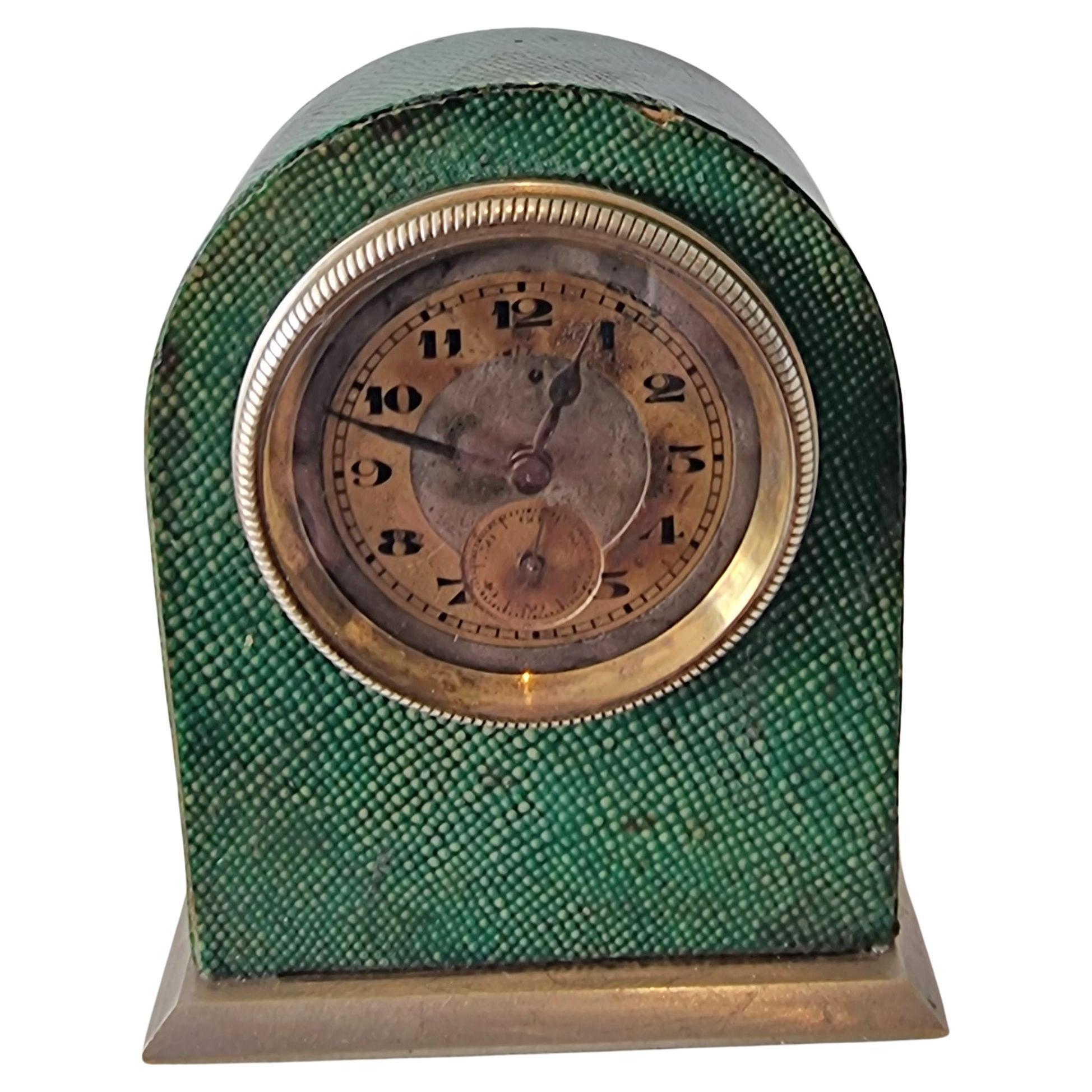 Pendule miniature de carrosse ou de boudoir avec boîtier en galuchat