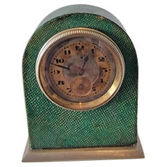 Pendule miniature de carrosse ou de boudoir avec boîtier en galuchat