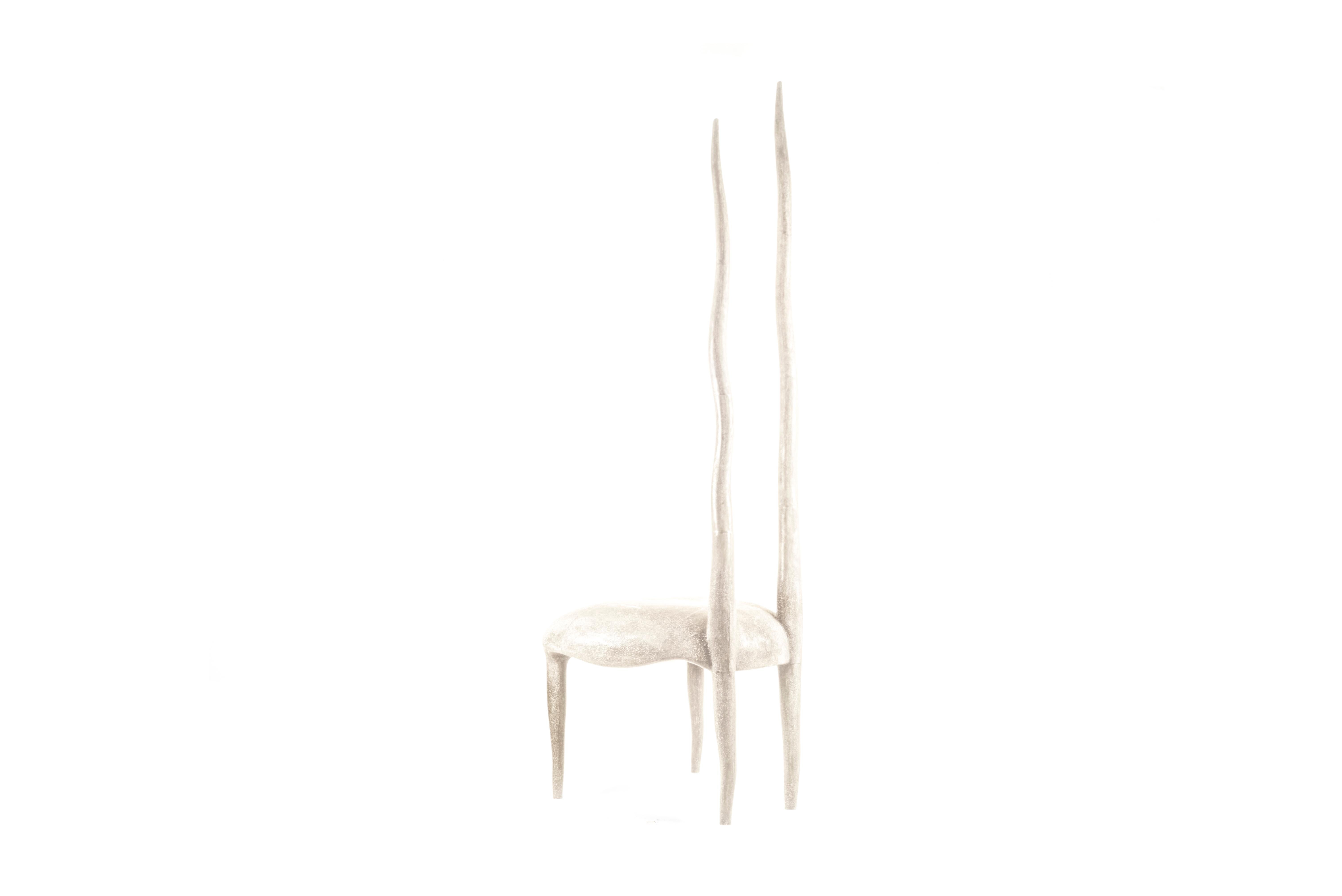 La chaise Sylvie est un design iconique de R & Y Augousti. L'une de leurs toutes premières créations, cette pièce majestueuse et éthérée est une déclaration dans n'importe quel espace. Cette pièce a été photographiée dans de nombreuses maisons de