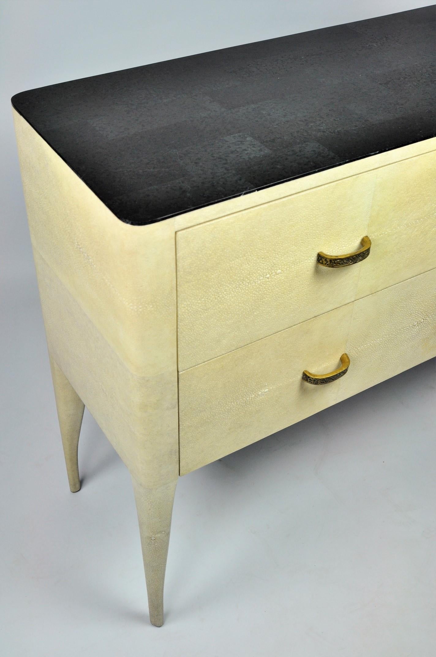 Organico moderno Cassettiera a 2 cassetti in zigrino con intarsi in pietra nera di Ginger Brown in vendita