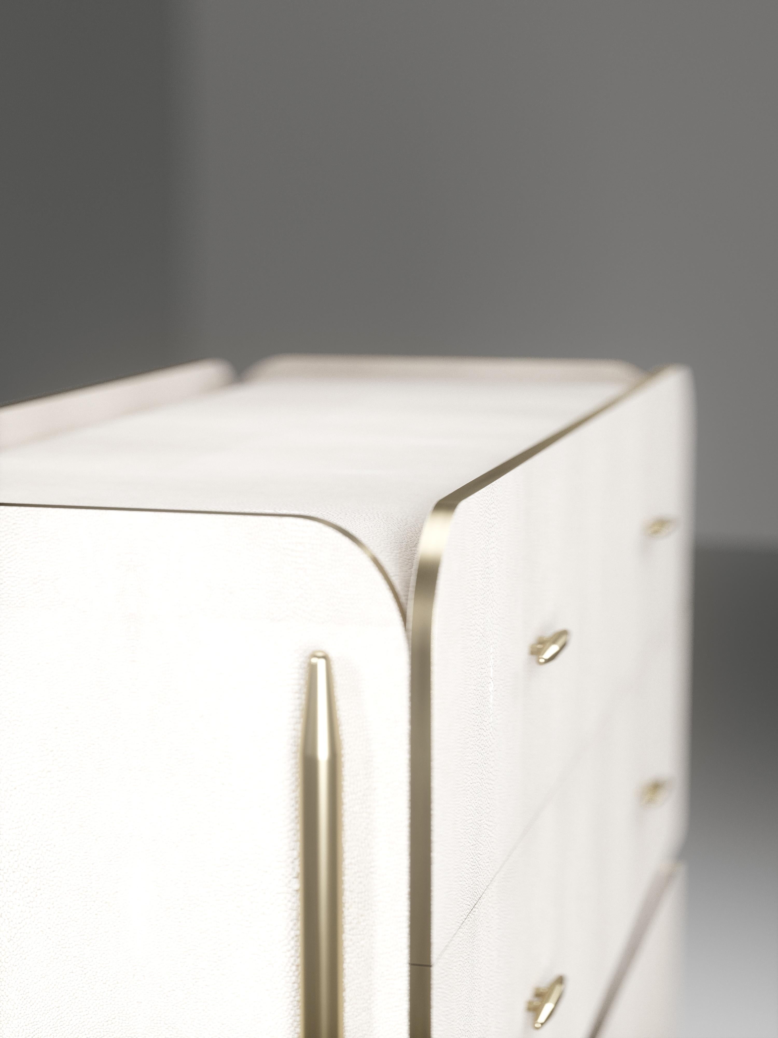 XXIe siècle et contemporain Coffre à tiroirs en galuchat avec accents en laiton de Kifu Paris en vente
