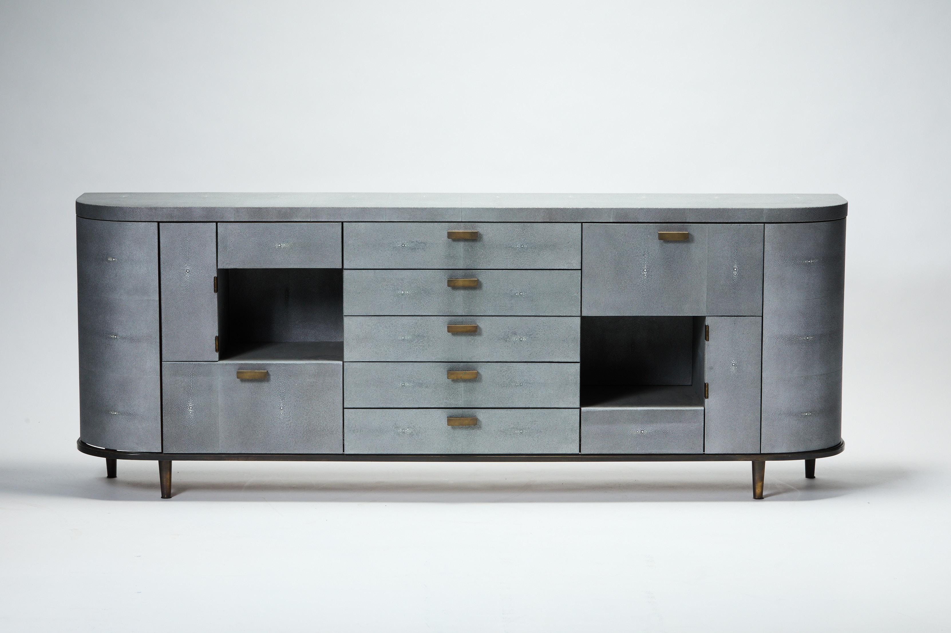 Ein einzigartiges und bemerkenswertes Sideboard, das von Reda Amalou meisterhaft entworfen und von geschickten Kunsthandwerkern mit Galuchat verziert wurde. Die fein gearbeiteten Griffe aus Bronze zeugen von außergewöhnlicher Handwerkskunst und