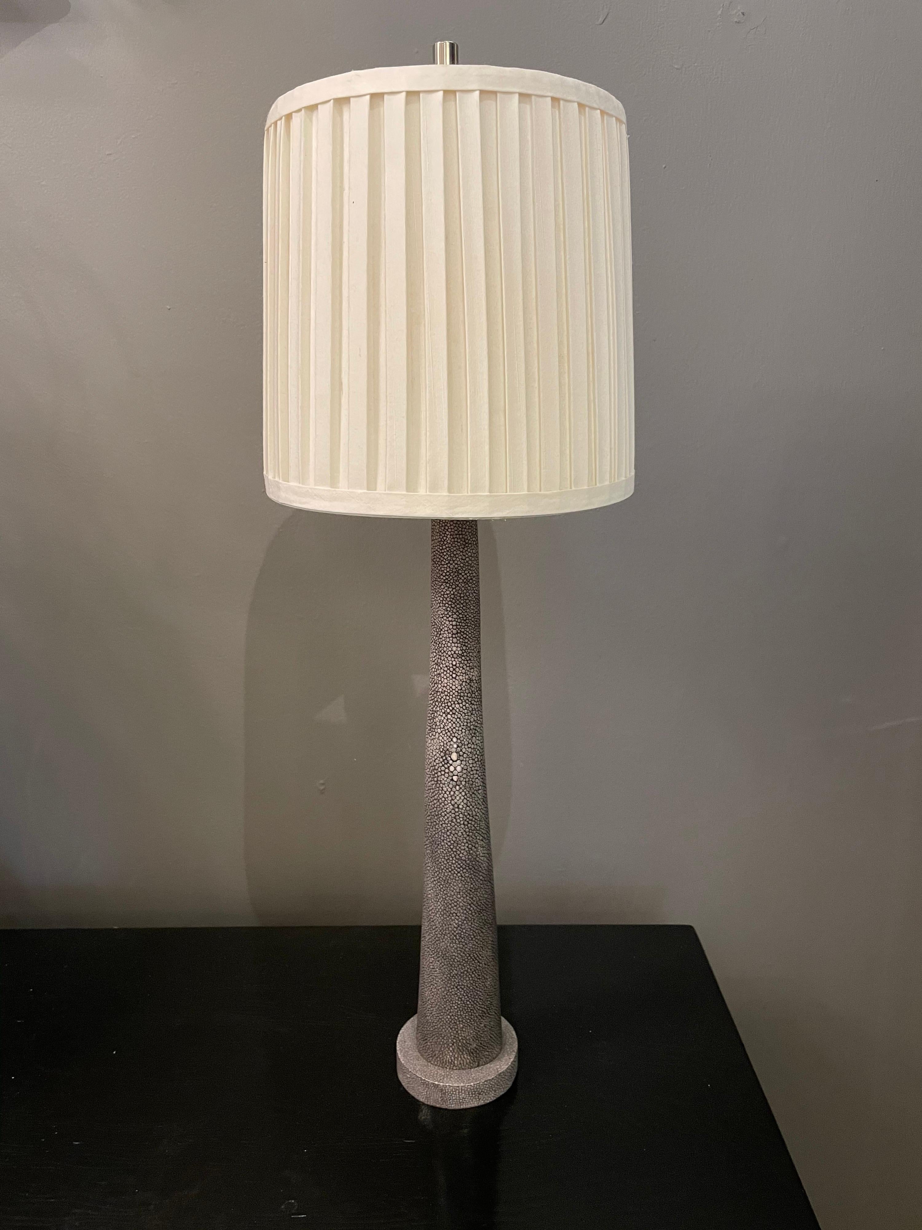 Revêtue de galuchat gris anthracite de la base au sommet, cette lampe de style brindille est très organique. L'abat-jour illustré ici est inclus sur demande.