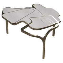 Table basse Cocteau en galuchat avec accents en laiton patiné bronze de R & Y Augousti