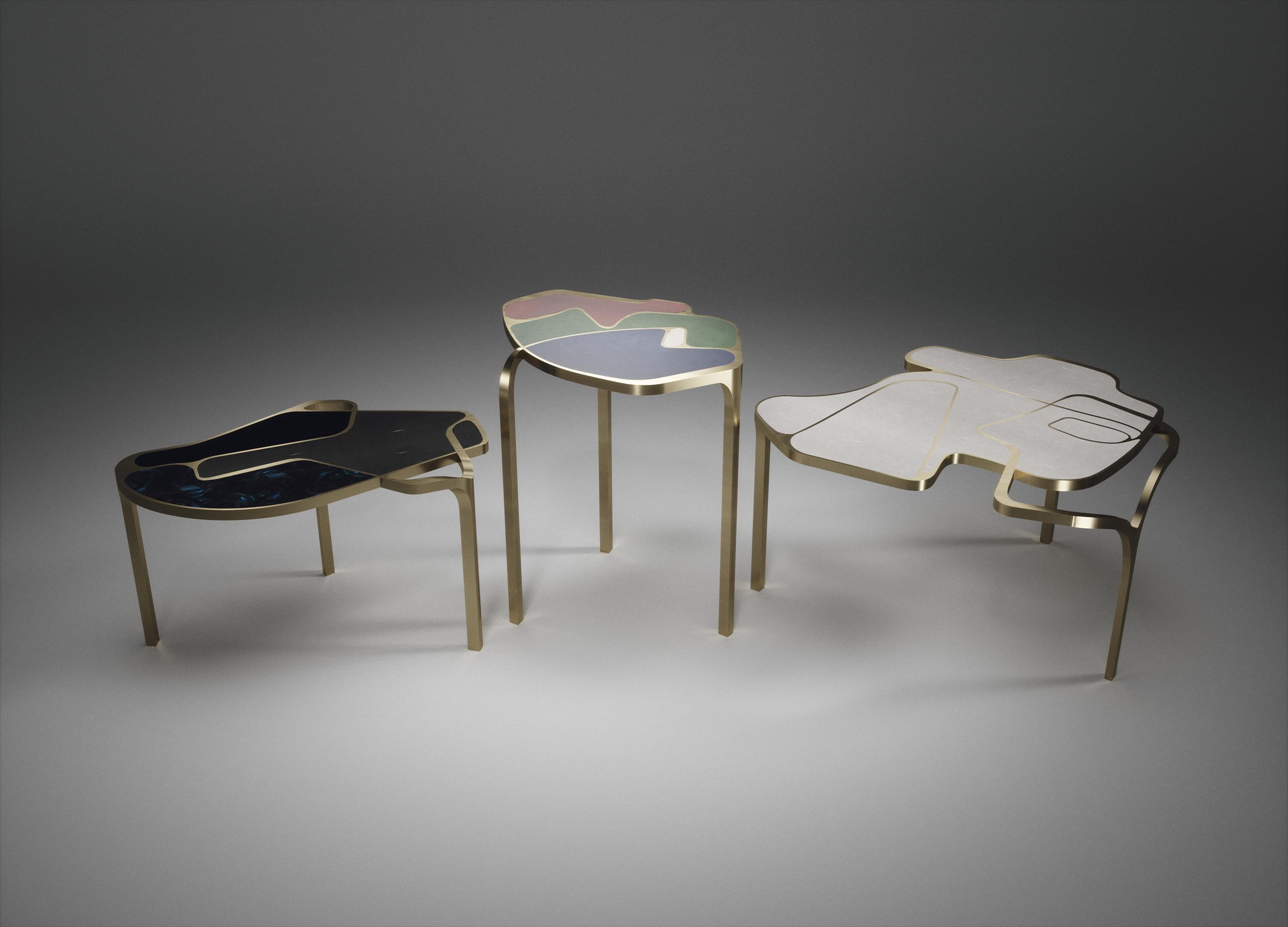Table d'appoint Cocteau en galuchat avec accents en laiton patiné par R & Y Augousti en vente 2
