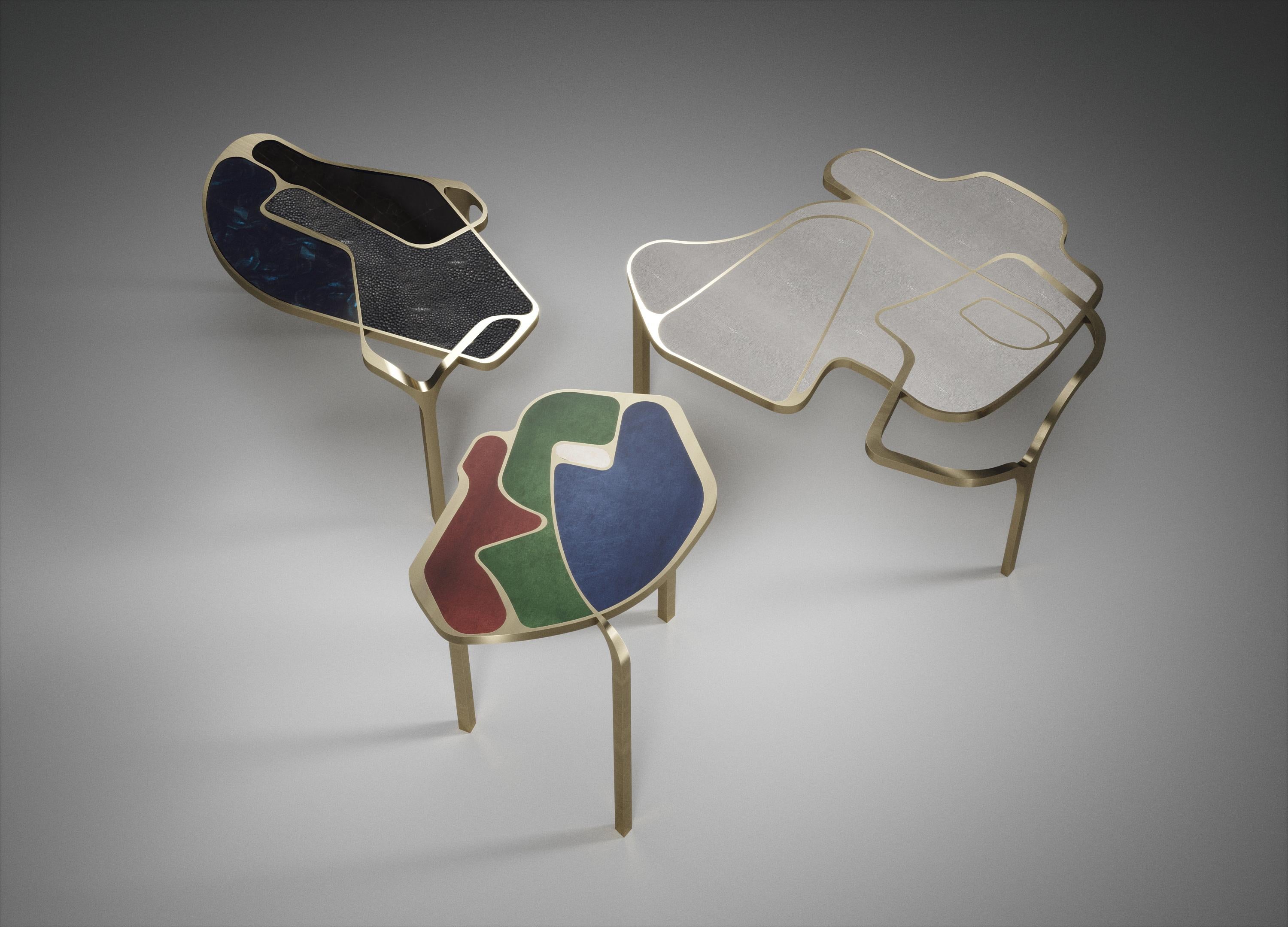 Table d'appoint Cocteau en galuchat avec accents en laiton patiné par R & Y Augousti en vente 3