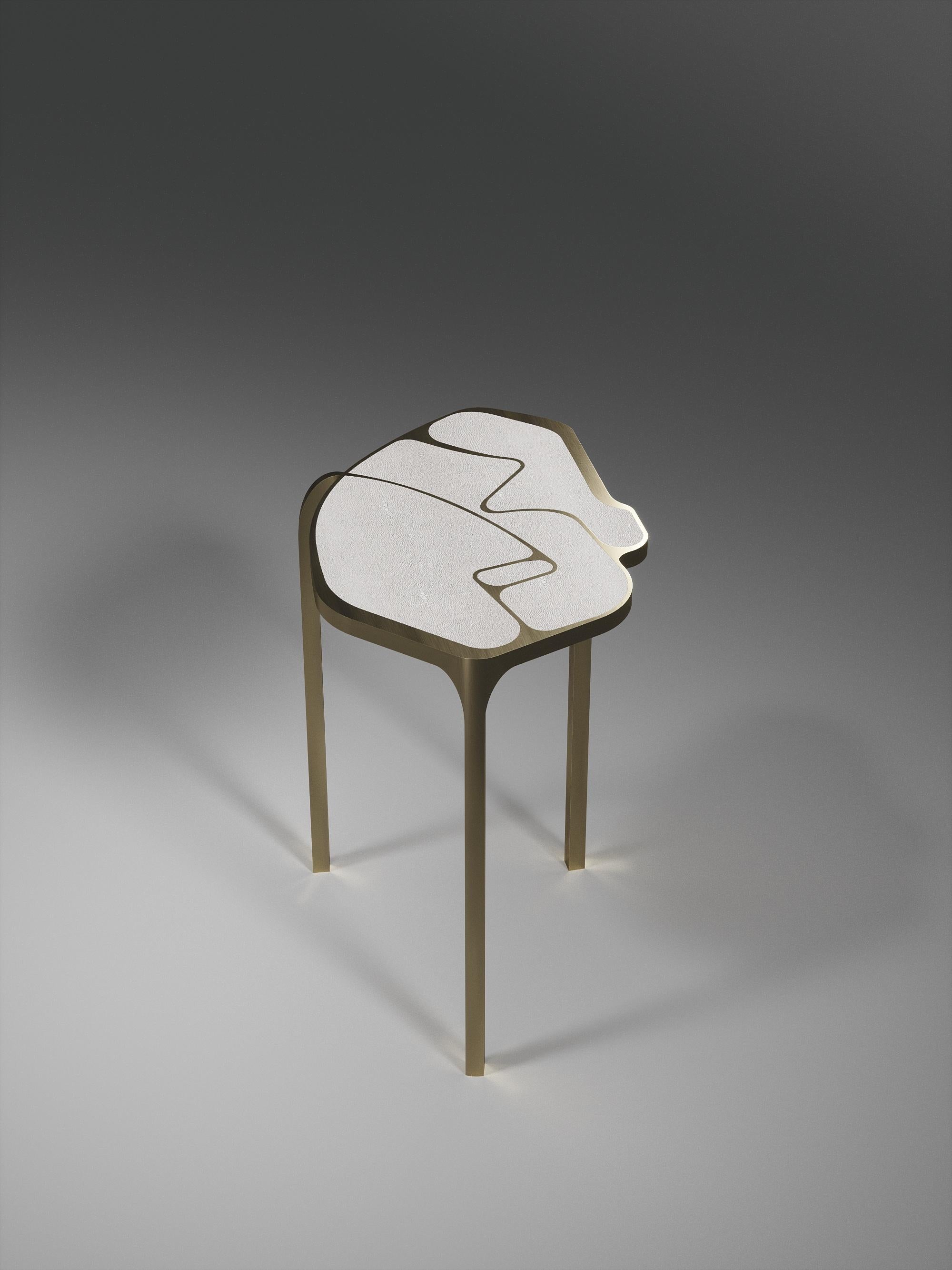 Table d'appoint Cocteau en galuchat avec accents en laiton patiné bronze de R & Y Augousti en vente 3