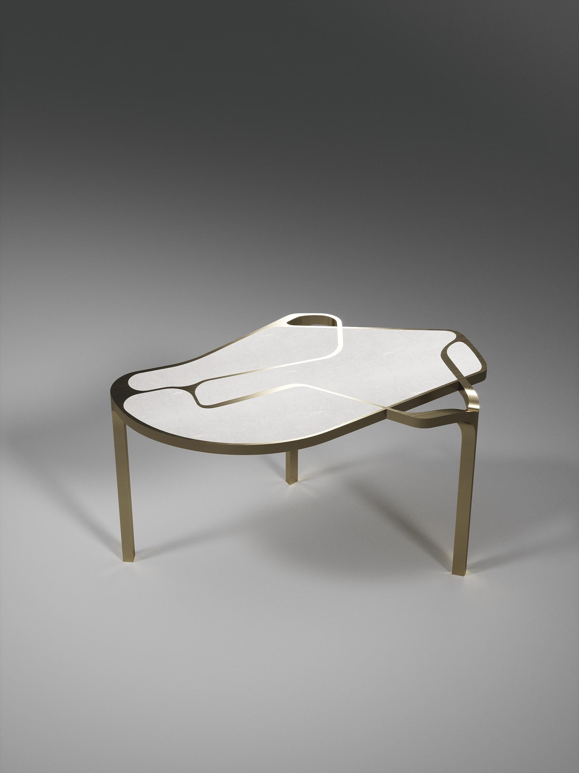 Table d'appoint Cocteau en galuchat avec accents en laiton patiné bronze de R & Y Augousti en vente 5
