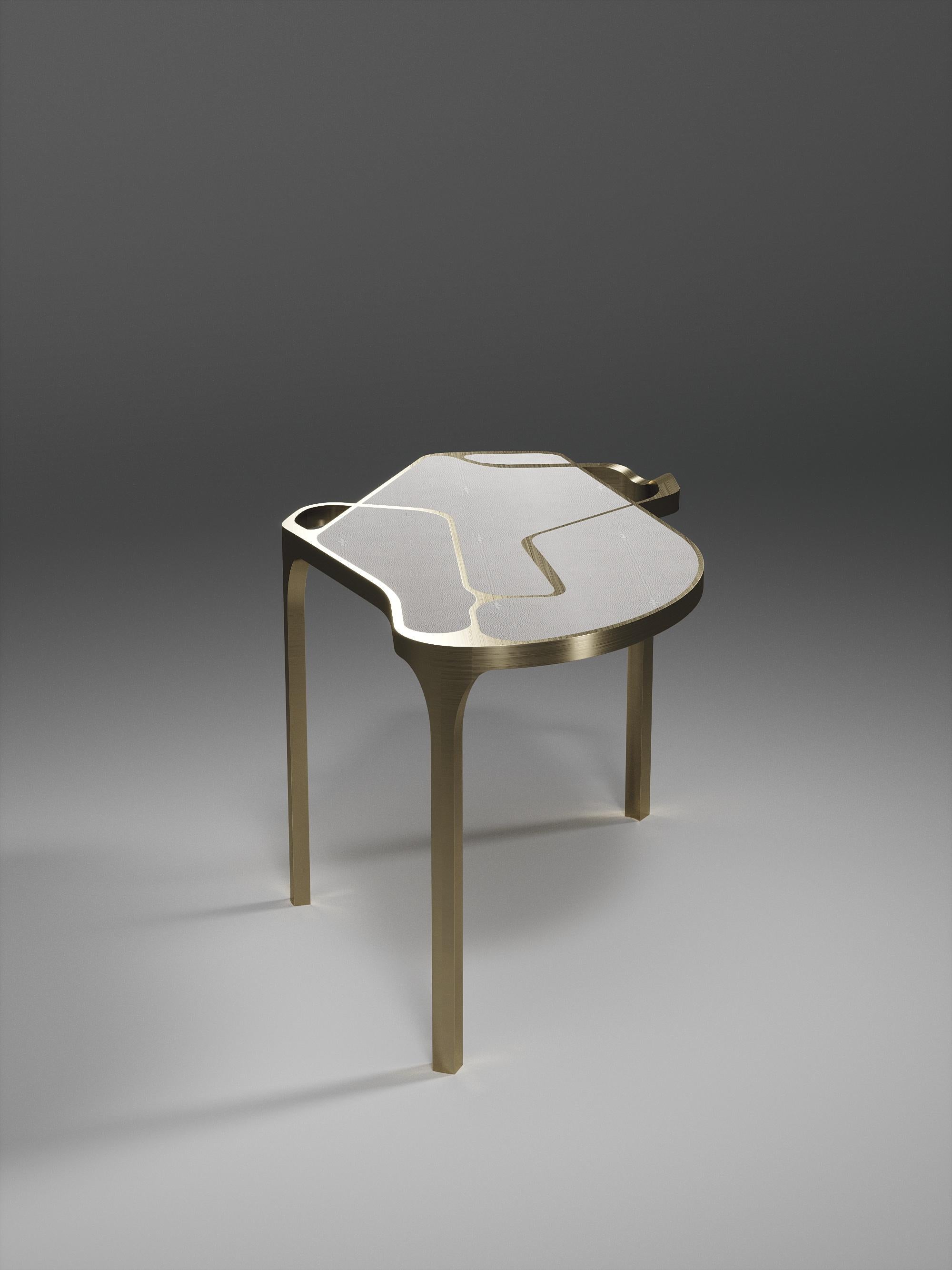 Table d'appoint Cocteau en galuchat avec accents en laiton patiné bronze de R & Y Augousti en vente 6