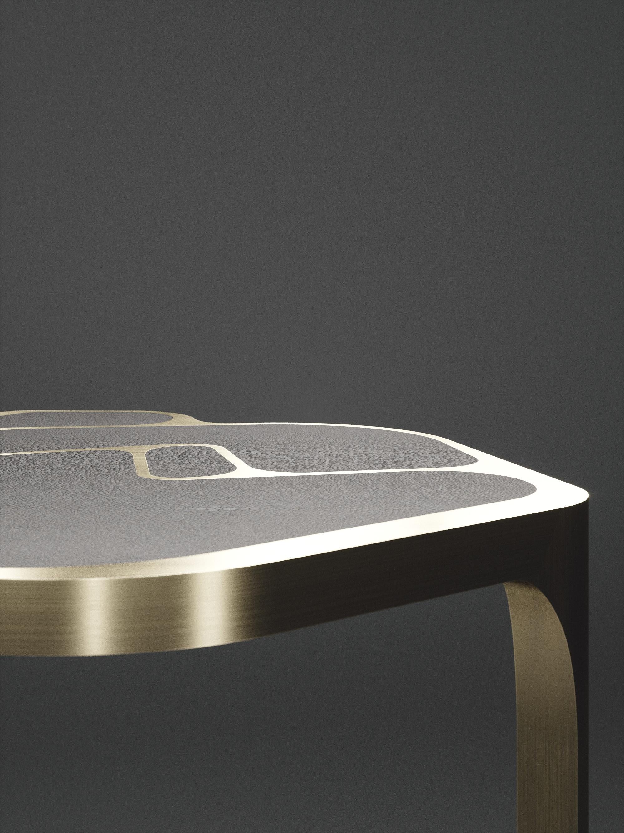 Table d'appoint Cocteau en galuchat avec accents en laiton patiné par R & Y Augousti en vente 10