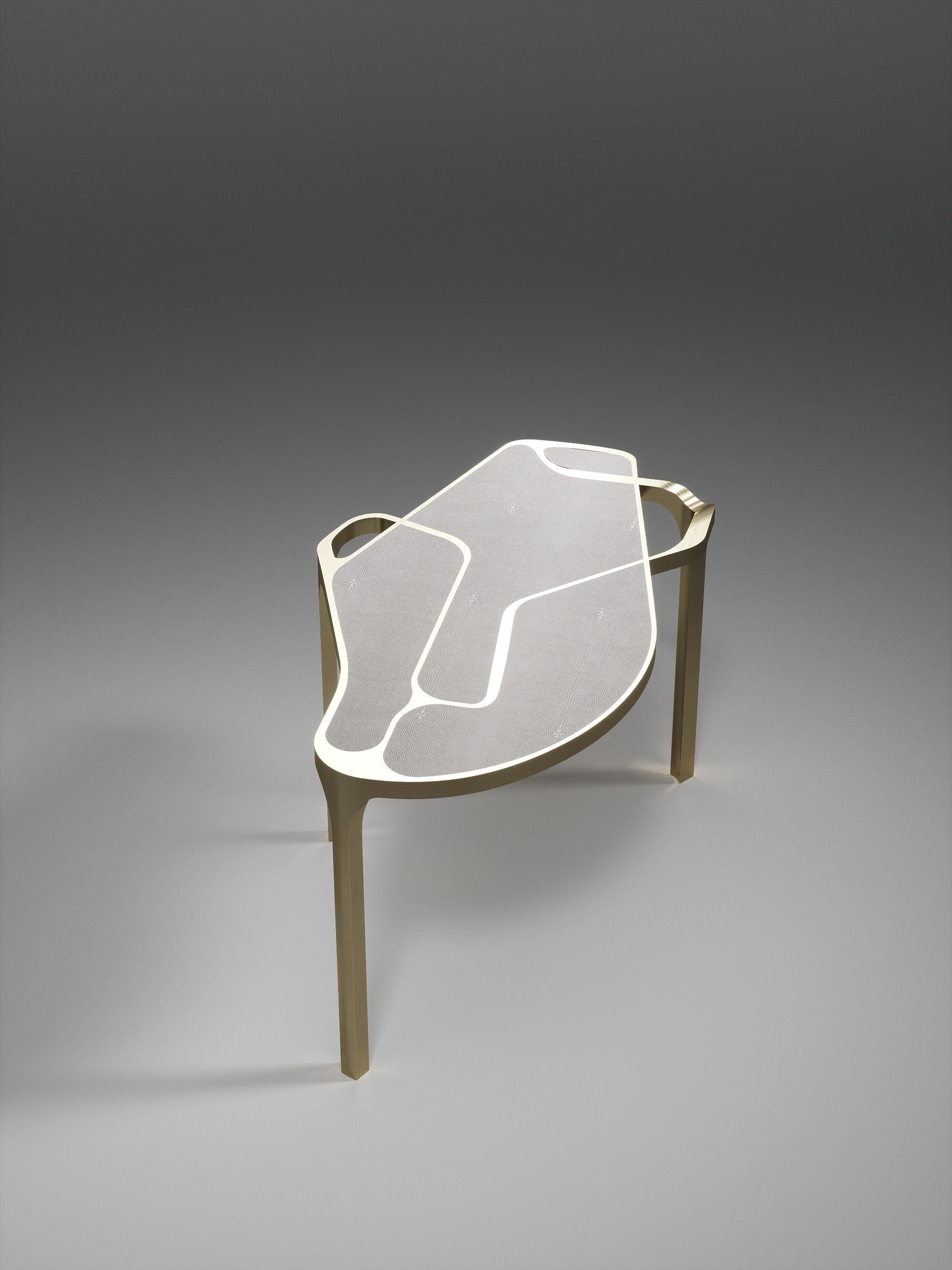 Table d'appoint Cocteau en galuchat avec accents en laiton patiné bronze de R & Y Augousti en vente 11