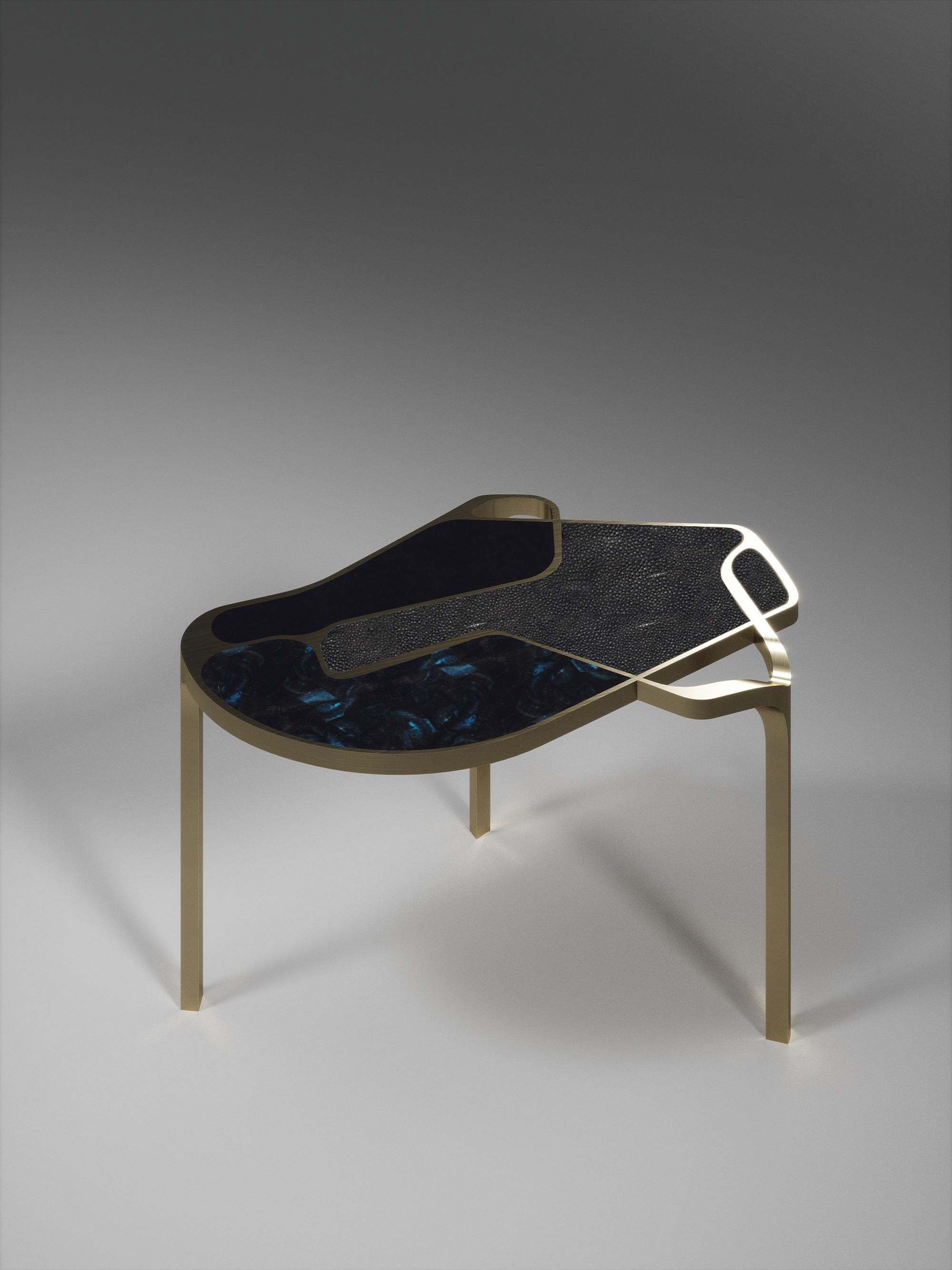 Table d'appoint Cocteau en galuchat avec accents en laiton patiné bronze de R & Y Augousti en vente 12