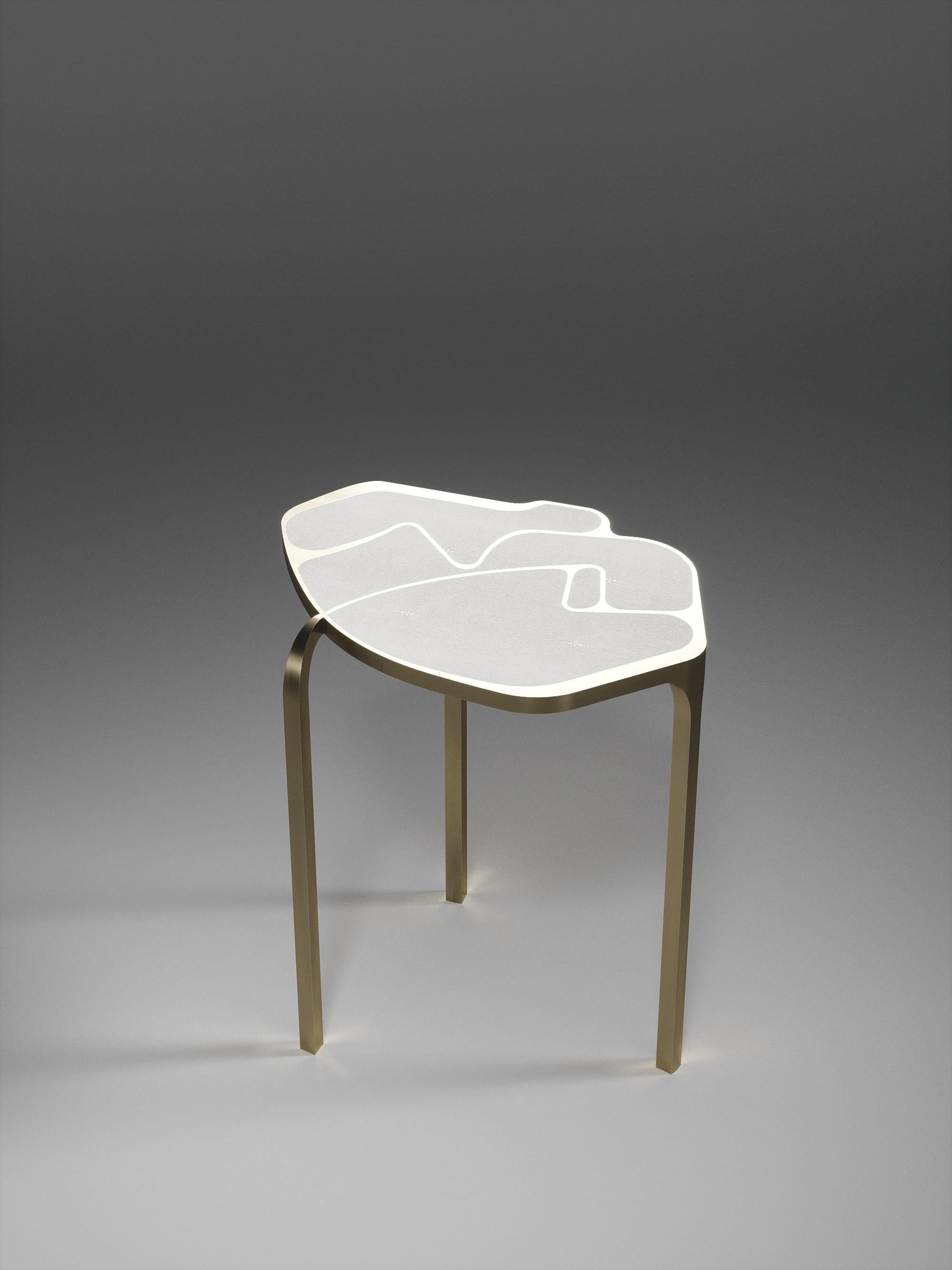 Art déco Table d'appoint Cocteau en galuchat avec accents en laiton patiné bronze de R & Y Augousti en vente