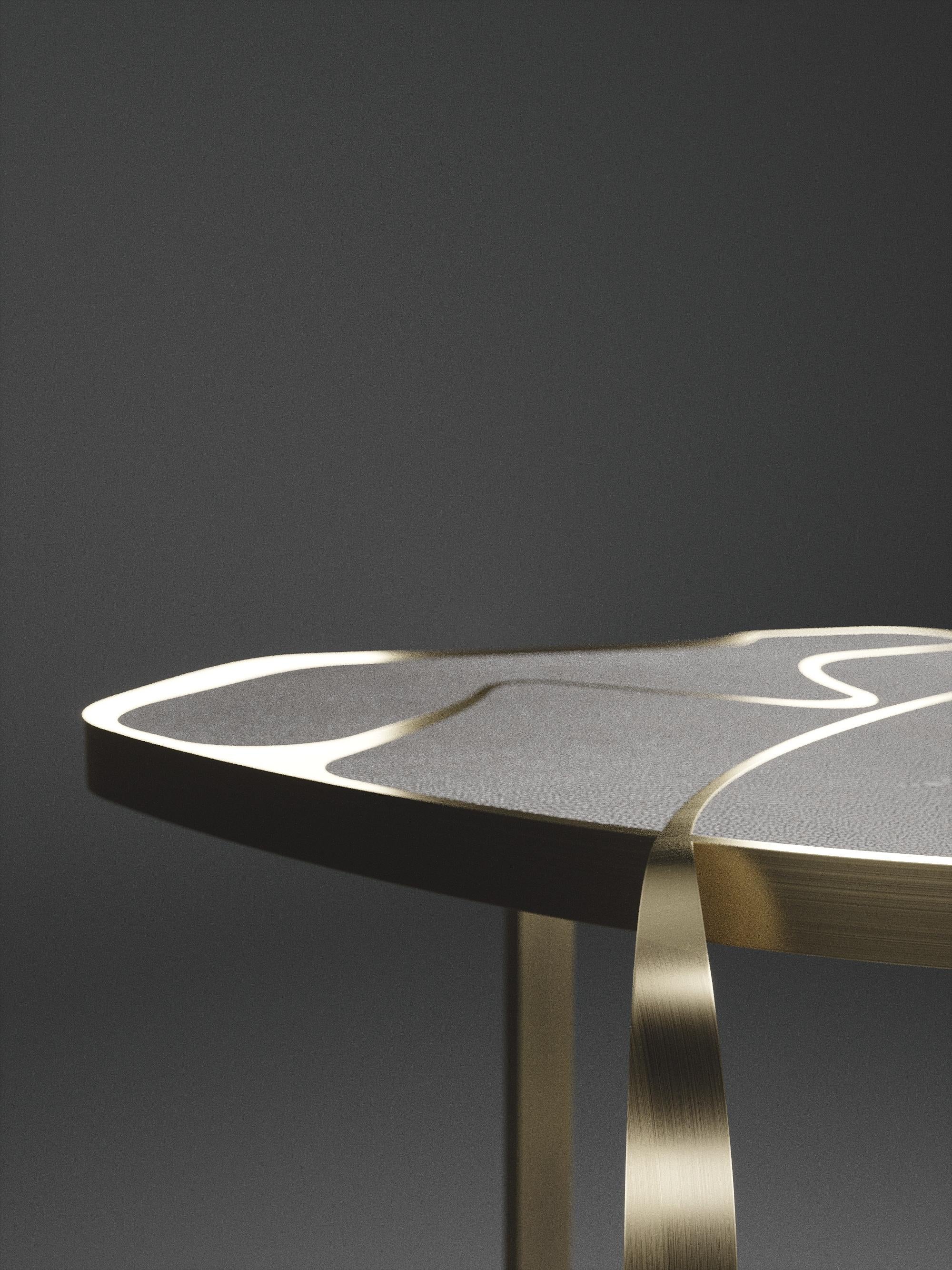 Table d'appoint Cocteau en galuchat avec accents en laiton patiné bronze de R & Y Augousti Neuf - En vente à New York, NY