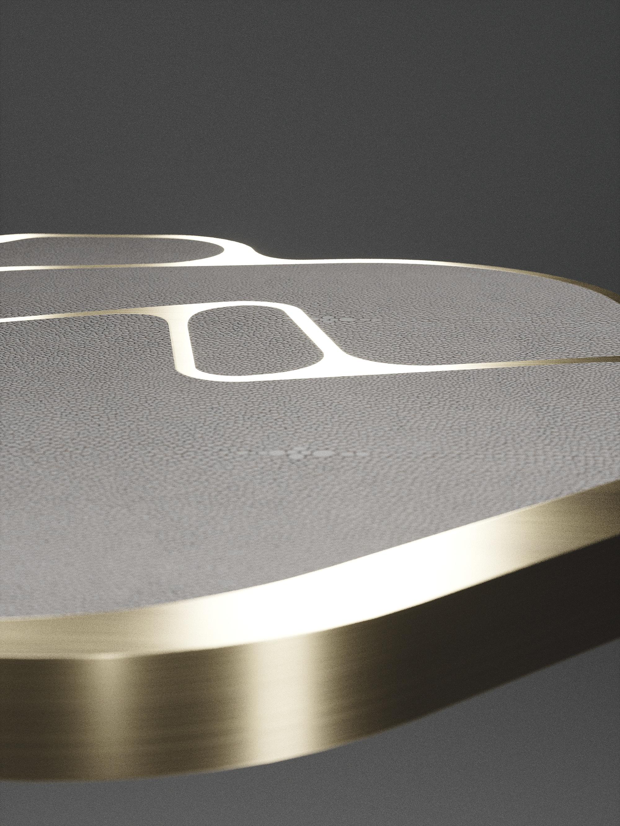 XXIe siècle et contemporain Table d'appoint Cocteau en galuchat avec accents en laiton patiné bronze de R & Y Augousti en vente