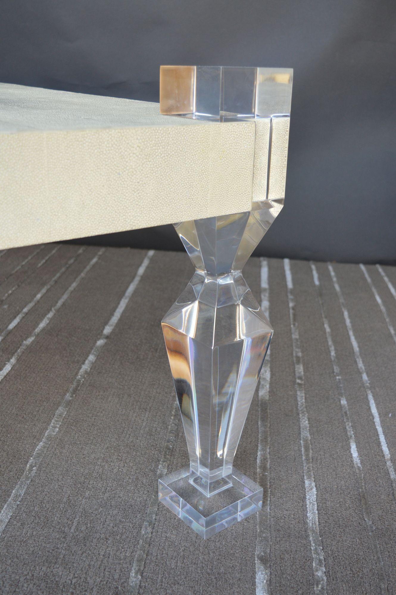 Zeitgenössischer Couchtisch von Pegaso Gallery Design, der sich durch eine raffinierte und luxuriöse Kombination von Materialien auszeichnet. Die Tischplatte ist in naturfarbenes Zottelgrün gehüllt, das für eine reichhaltige Textur und optische