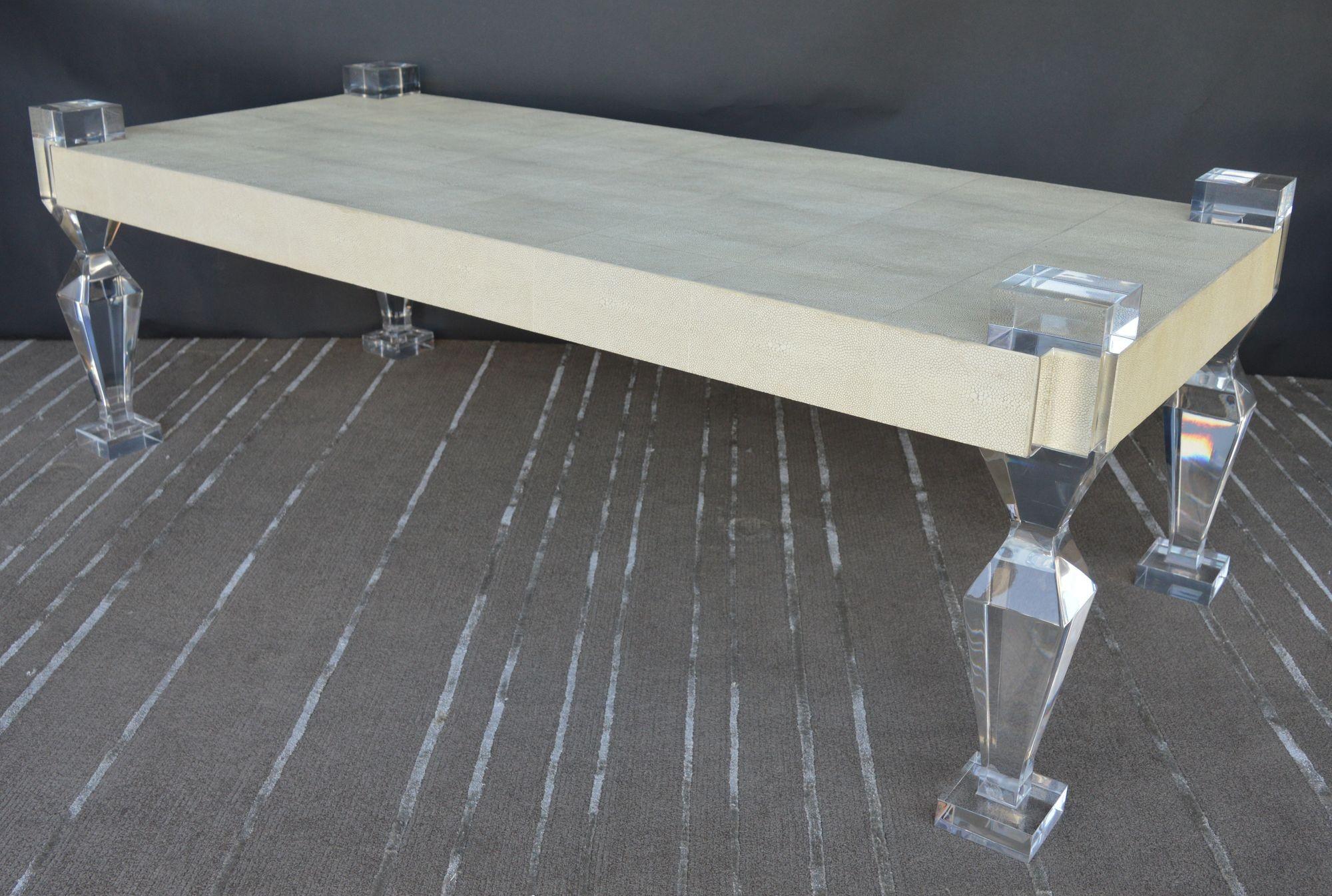 Shagreen Couchtisch mit geometrischen Lucite-Beinen von Pegaso Gallery. U.S.A. 21st C. (Chagrinleder) im Angebot