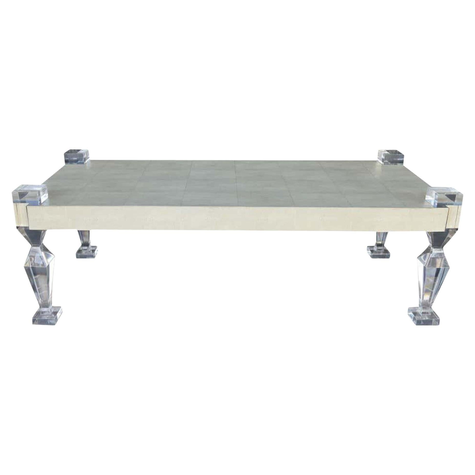 Shagreen Couchtisch mit geometrischen Lucite-Beinen von Pegaso Gallery. U.S.A. 21st C. im Angebot