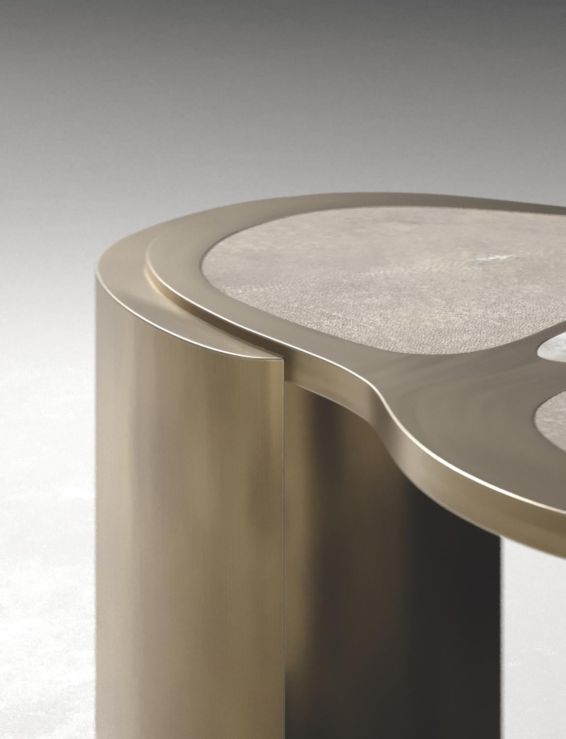 Incrusté Table basse en galuchat avec détails en laiton patiné par Kifu Paris en vente
