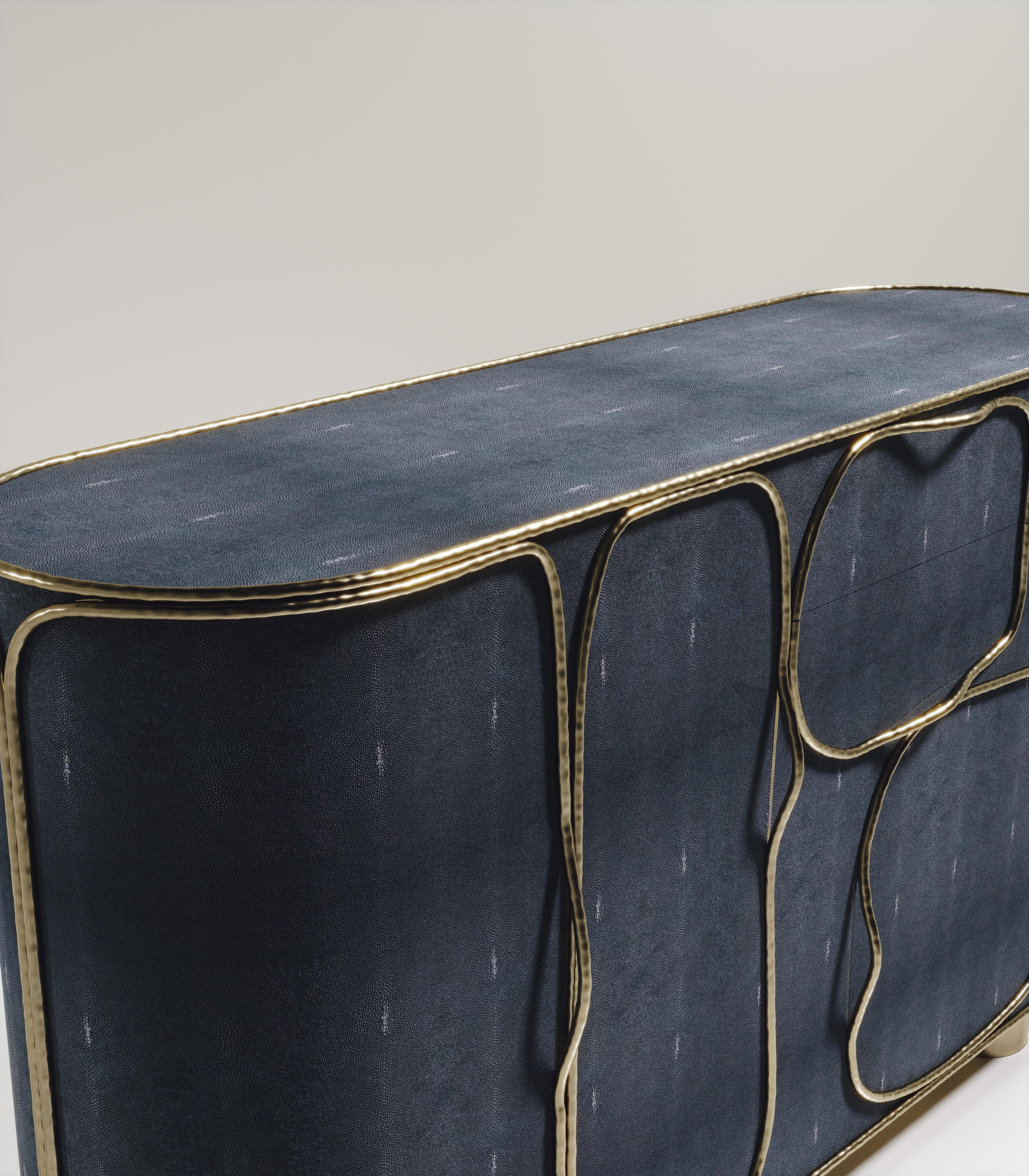Table basse en galuchat avec détails en laiton Patina par R&Y Augousti en vente 5