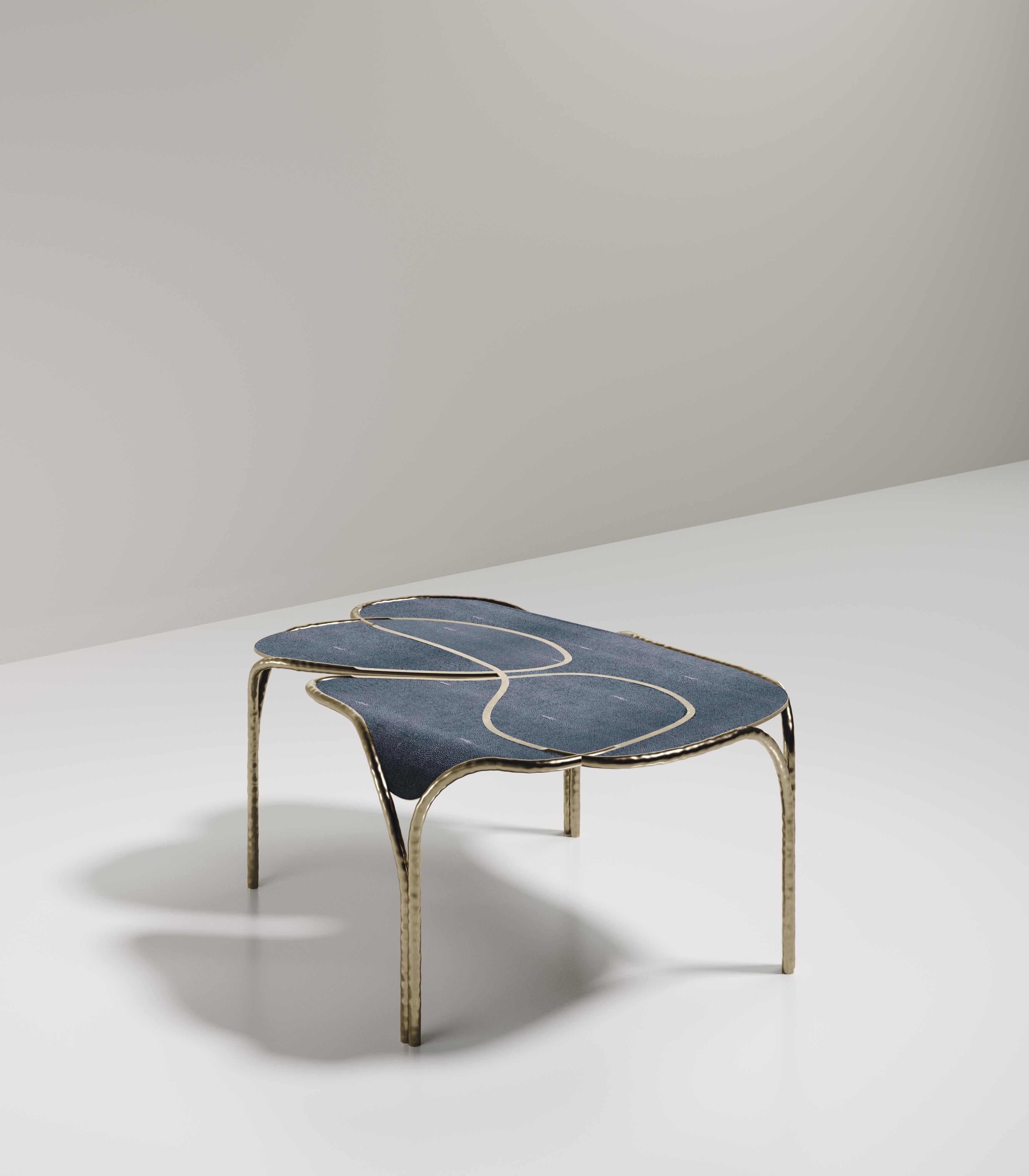 Art déco Table basse en galuchat avec détails en laiton Patina par R&Y Augousti en vente