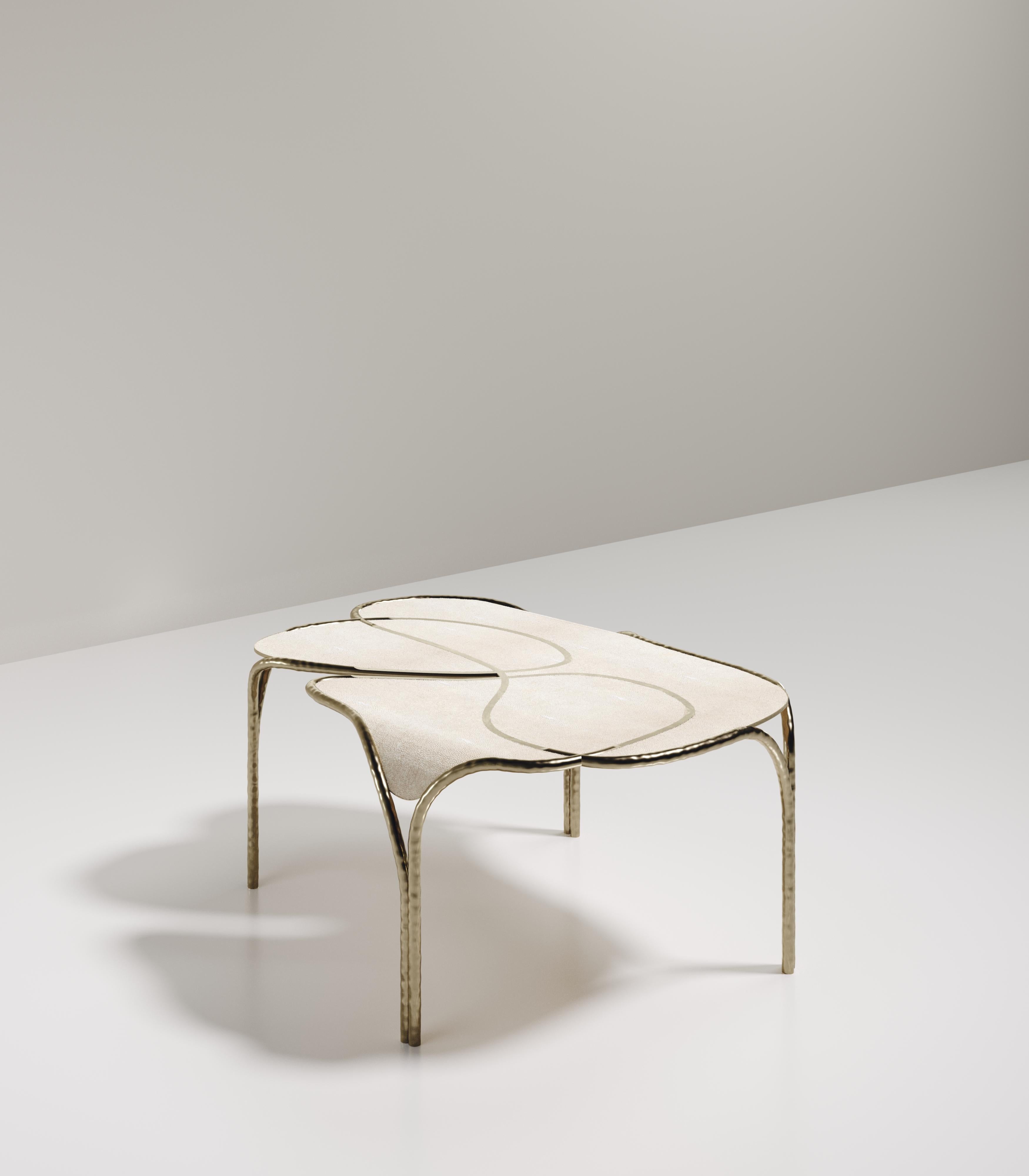 Art déco Table basse en galuchat avec détails en laiton bronze-patina de R&Y Augousti en vente