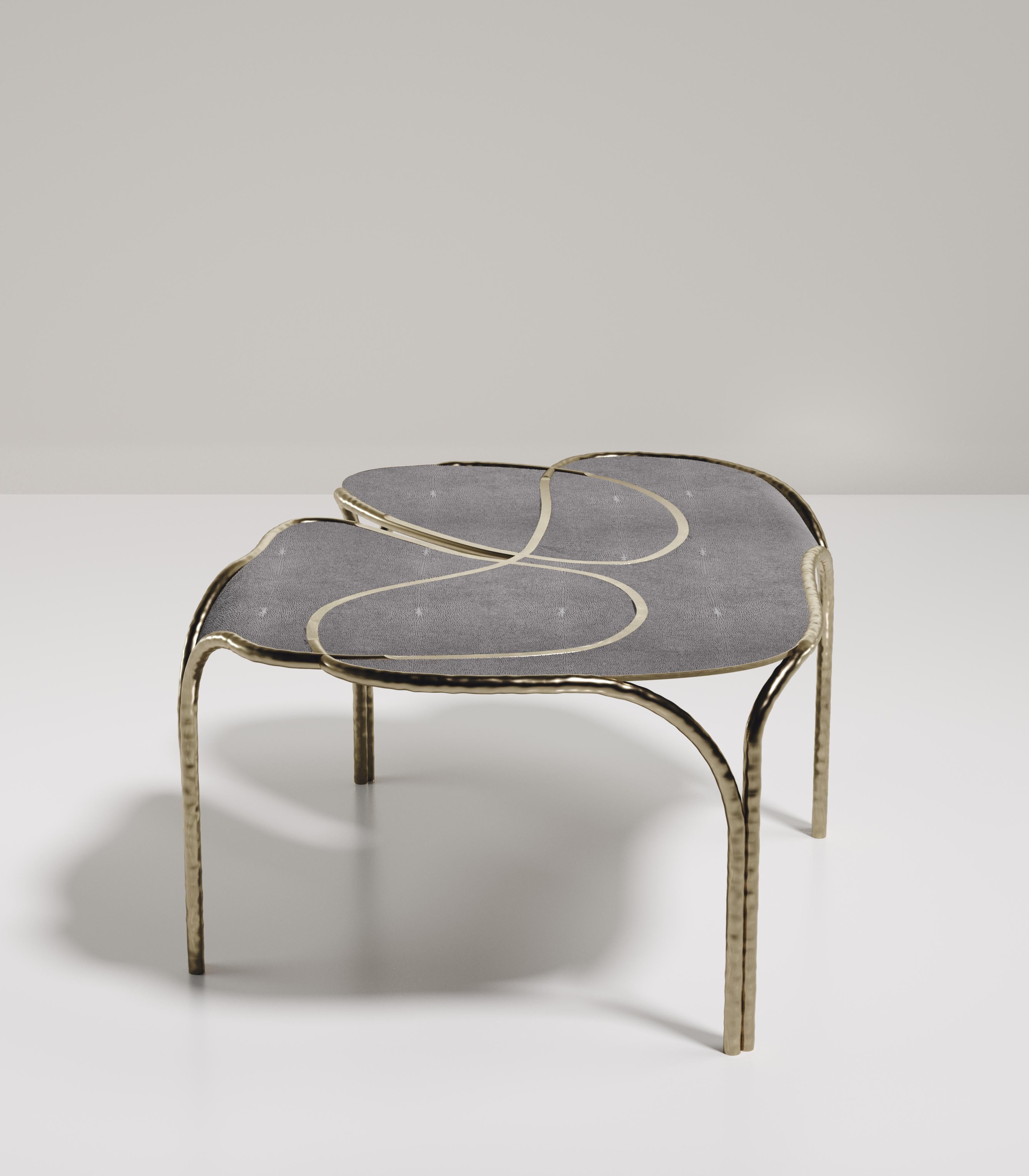 Art déco Table basse en galuchat avec détails en laiton Patina par R&Y Augousti en vente