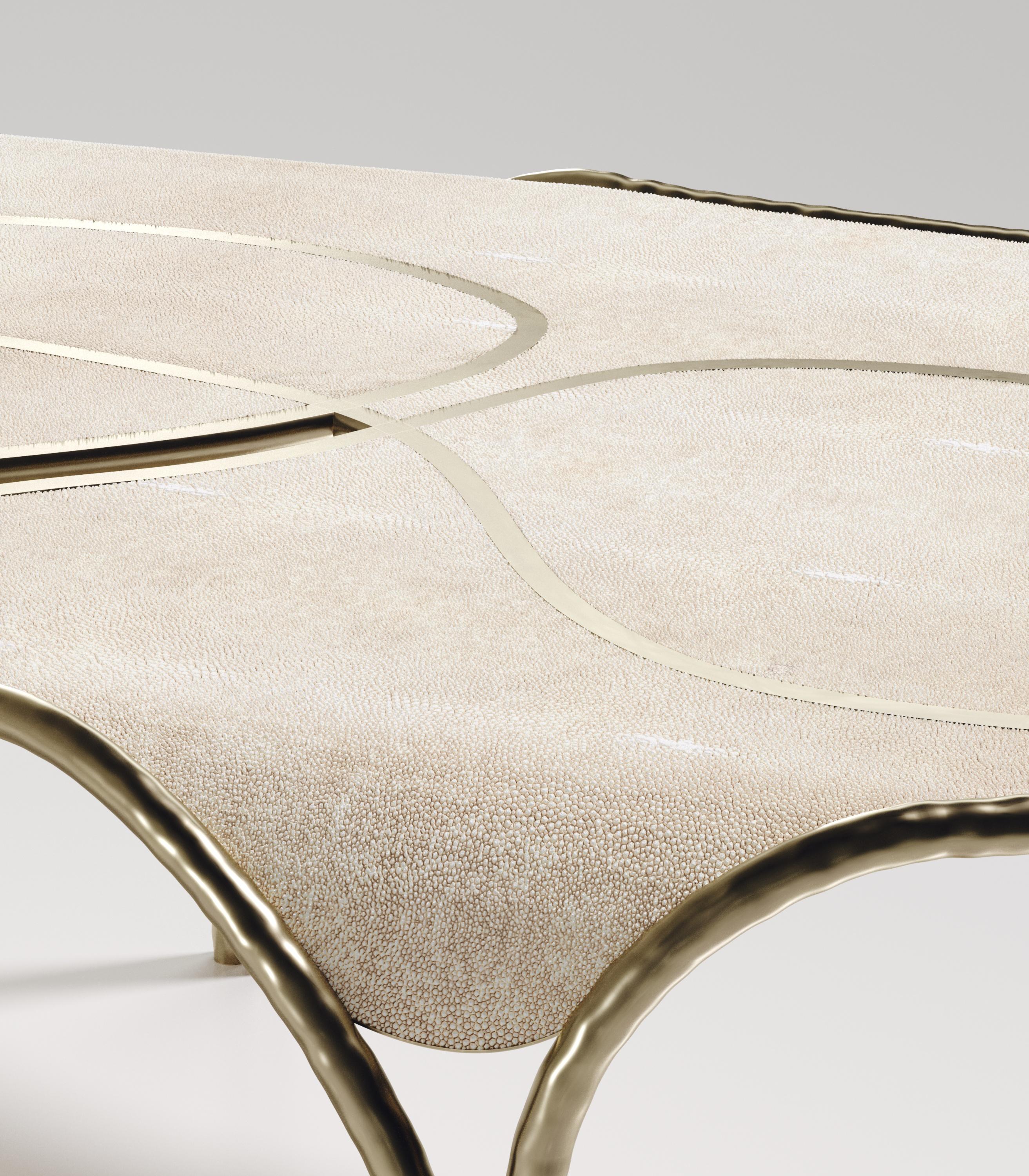 Français Table basse en galuchat avec détails en laiton bronze-patina de R&Y Augousti en vente