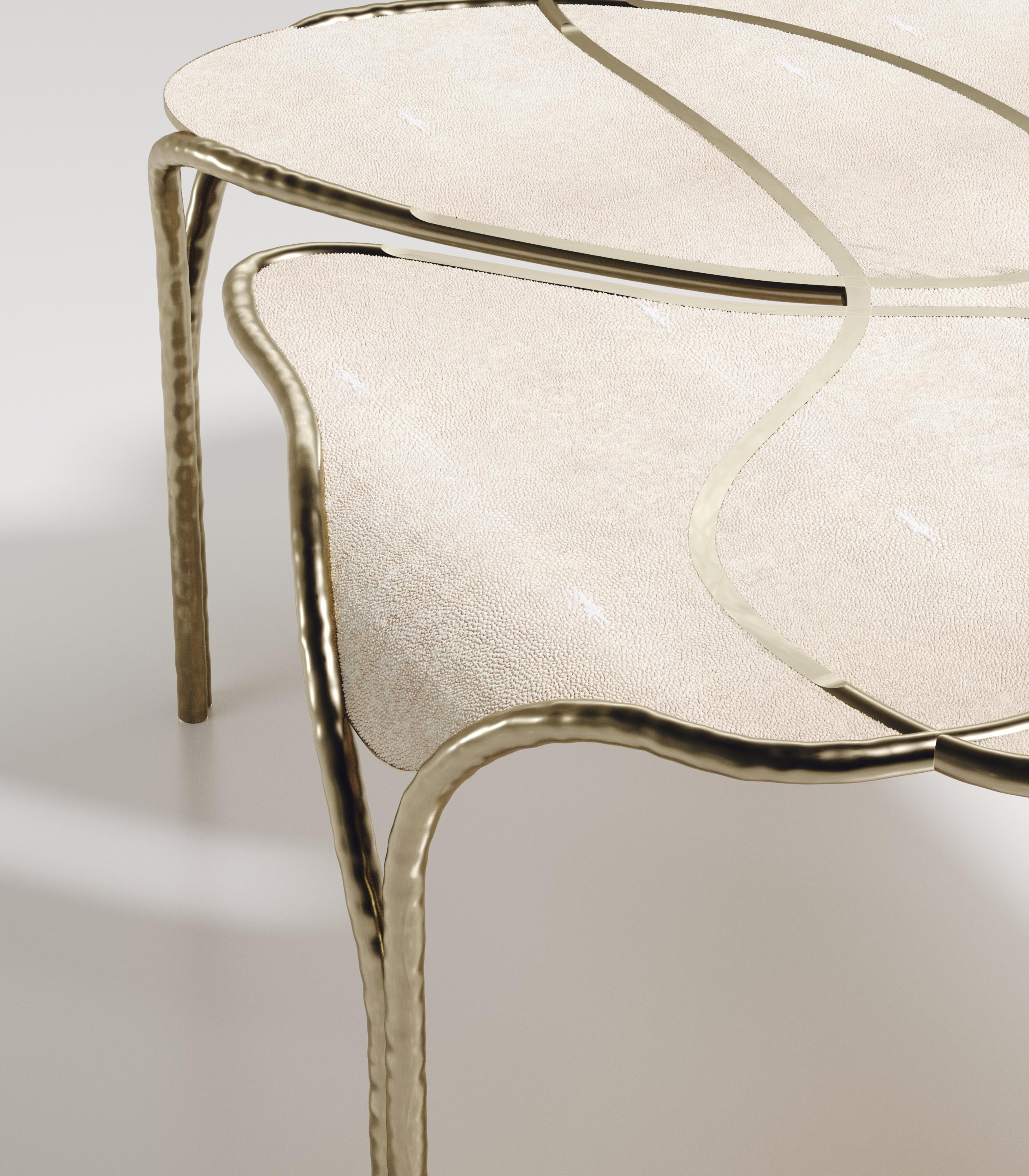 Fait main Table basse en galuchat avec détails en laiton bronze-patina de R&Y Augousti en vente