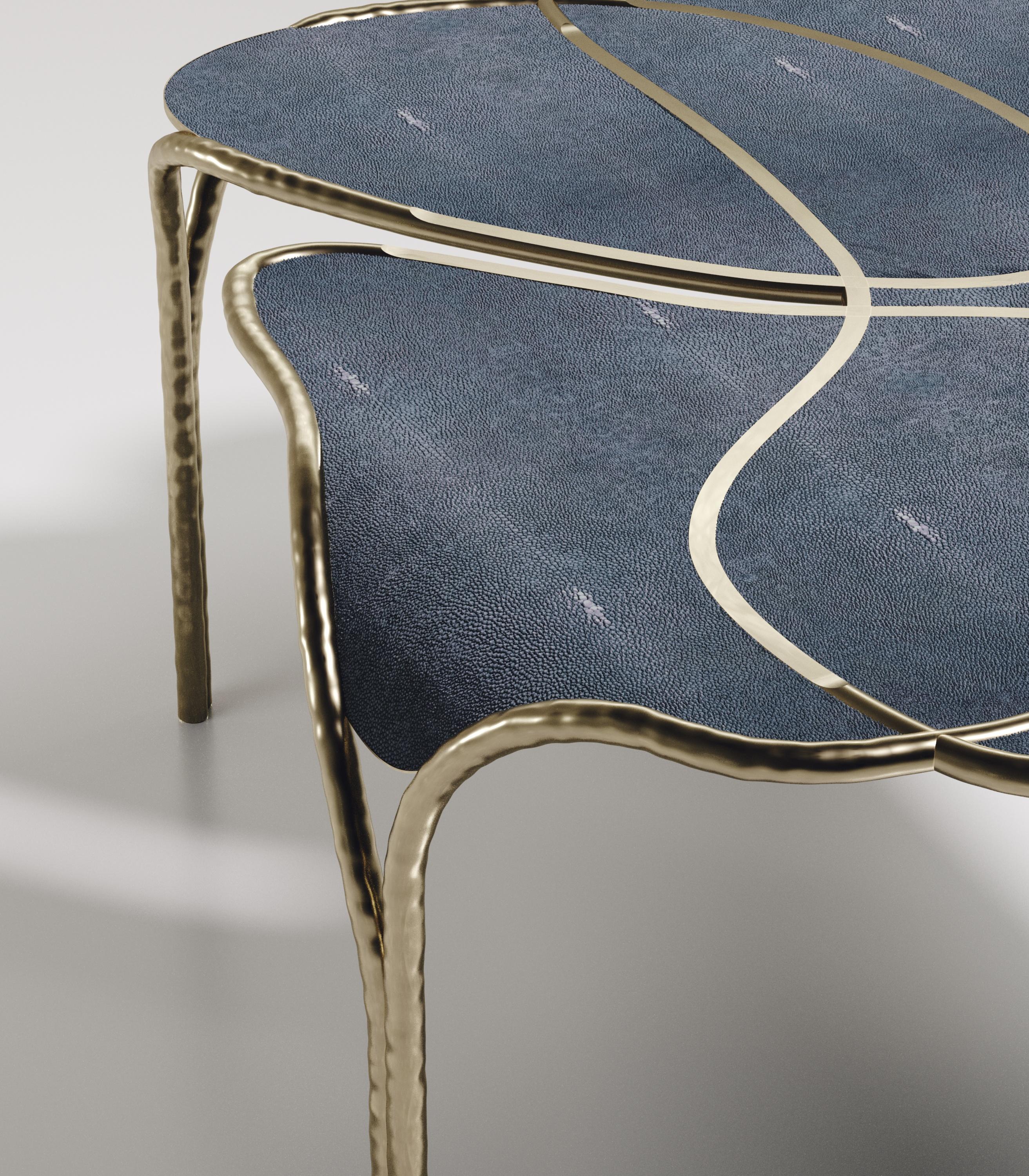 Table basse en galuchat avec détails en laiton Patina par R&Y Augousti Neuf - En vente à New York, NY