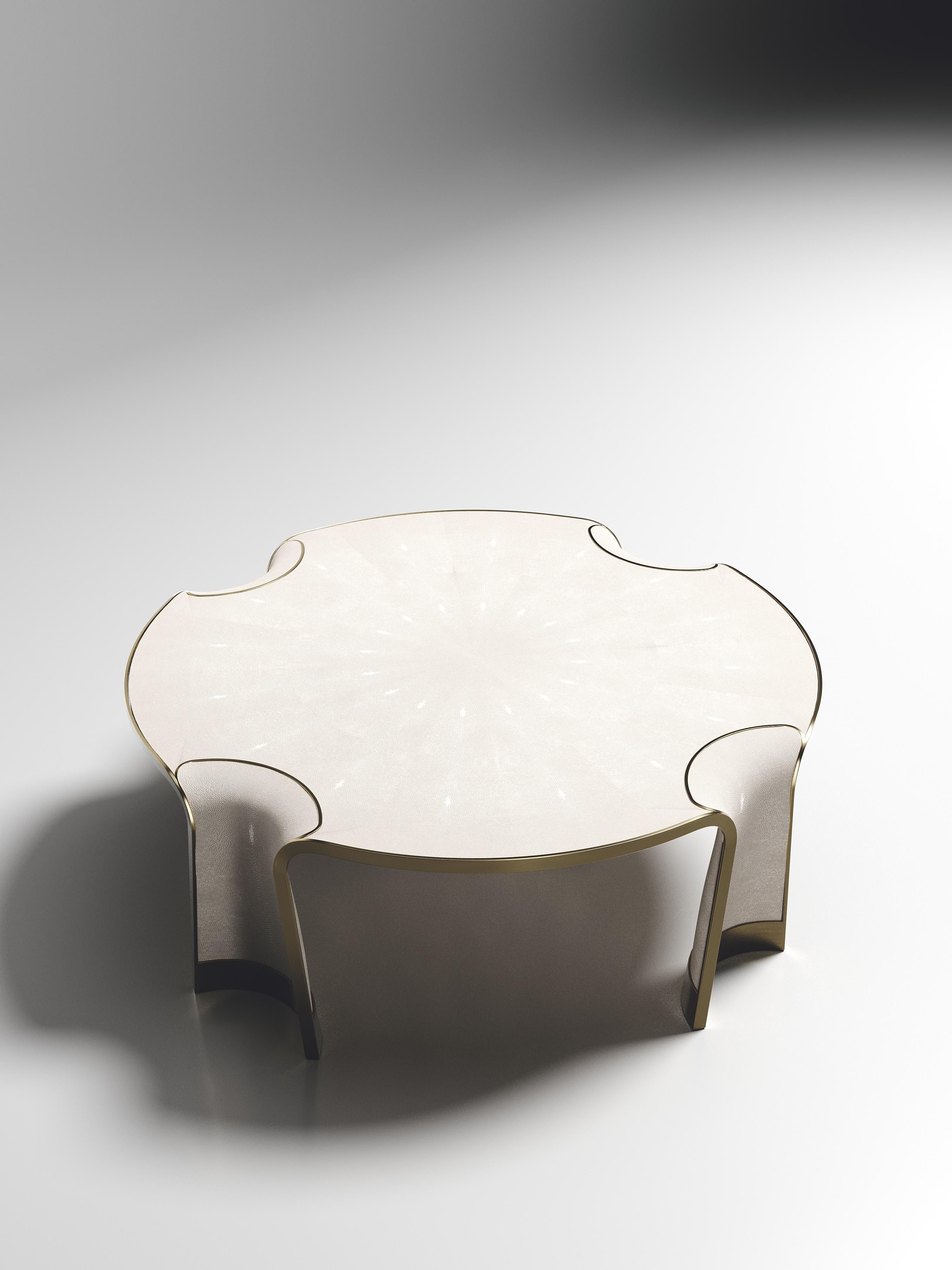 Le café rond Nymphea de R&Y Augousti en galuchat avec des détails en laiton bronze-patine explore l'ADN emblématique de la marque, qui consiste à intégrer l'artisanat d'antan dans une ambiance contemporaine et tout à fait luxueuse. Cette table est
