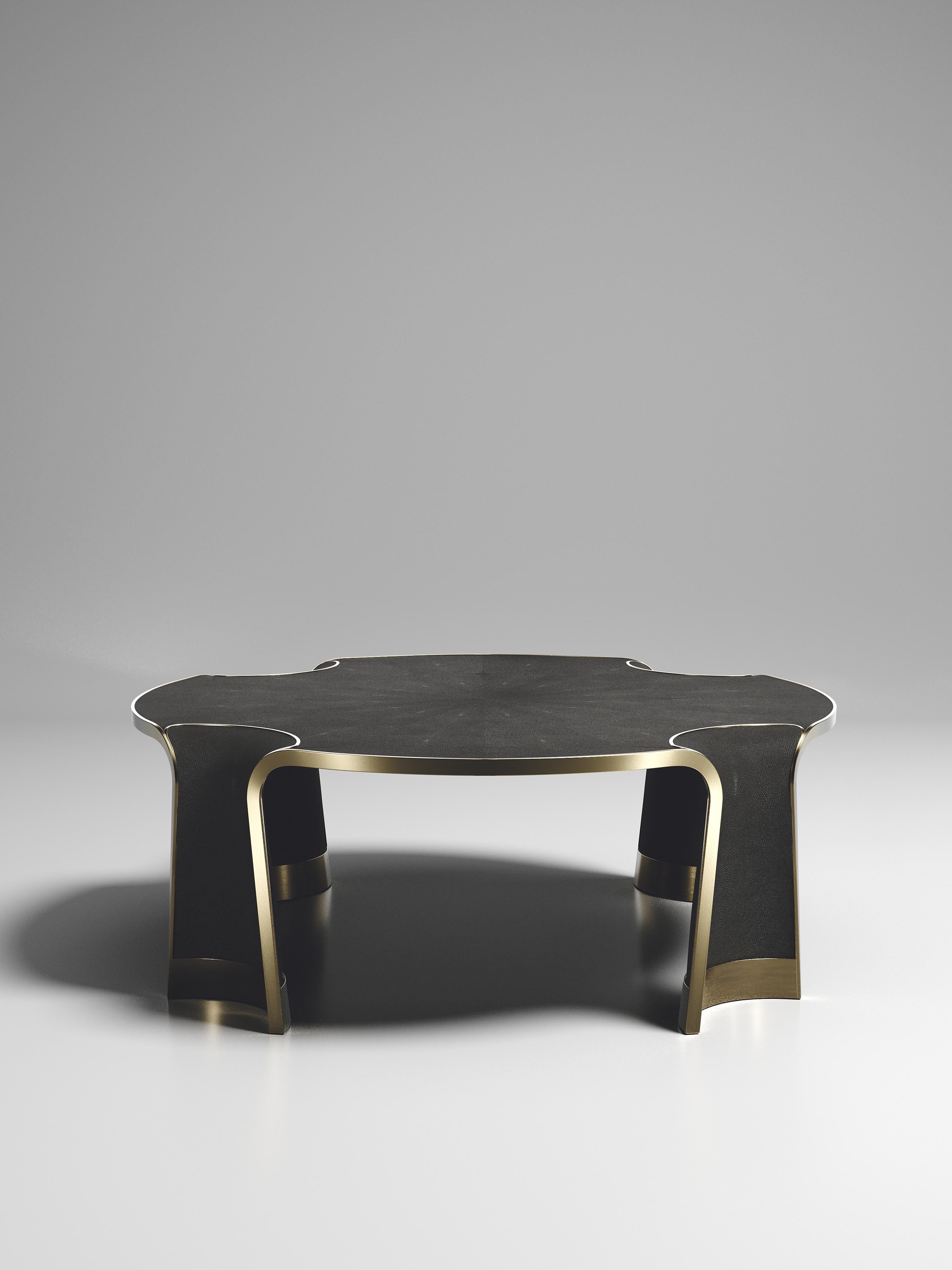 Le café rond Nymphea de R&Y Augousti en galuchat avec des détails en laiton bronze-patine explore l'ADN emblématique de la marque, qui consiste à intégrer l'artisanat d'antan dans une ambiance contemporaine et tout à fait luxueuse. Cette table est