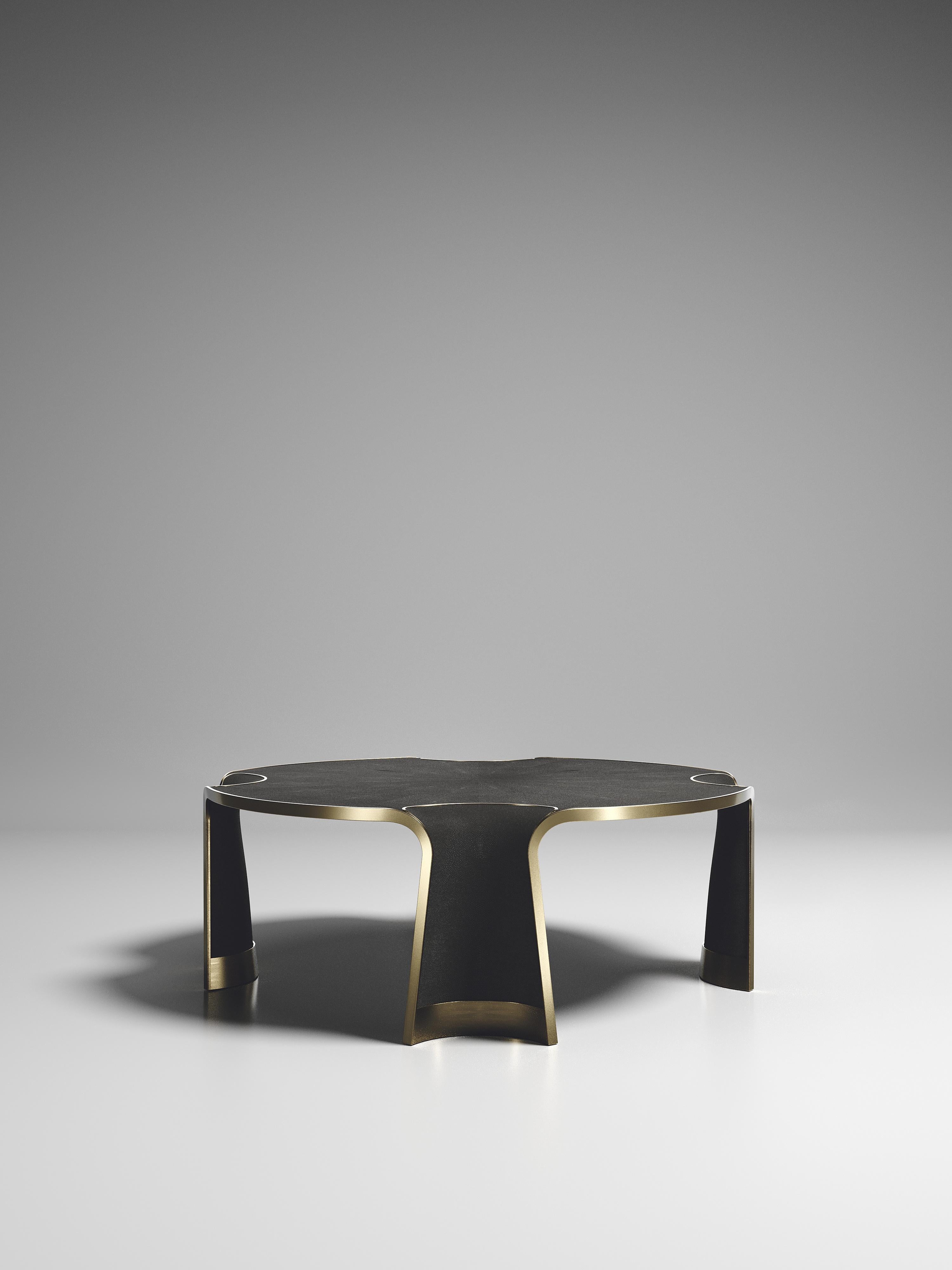 Français Table basse en galuchat avec incrustation en bronze-patina et laiton de R&Y Augousti en vente