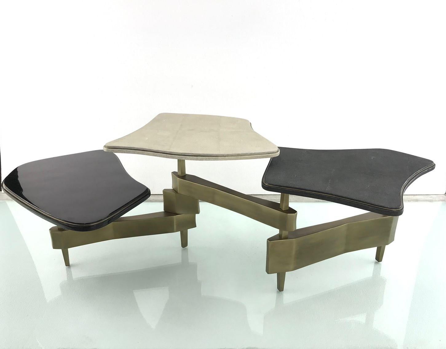 Couchtisch aus Chagrinleder mit Muschel- und Bronze-Patina-Messing-Akzenten von Kifu Paris im Zustand „Neu“ im Angebot in New York, NY