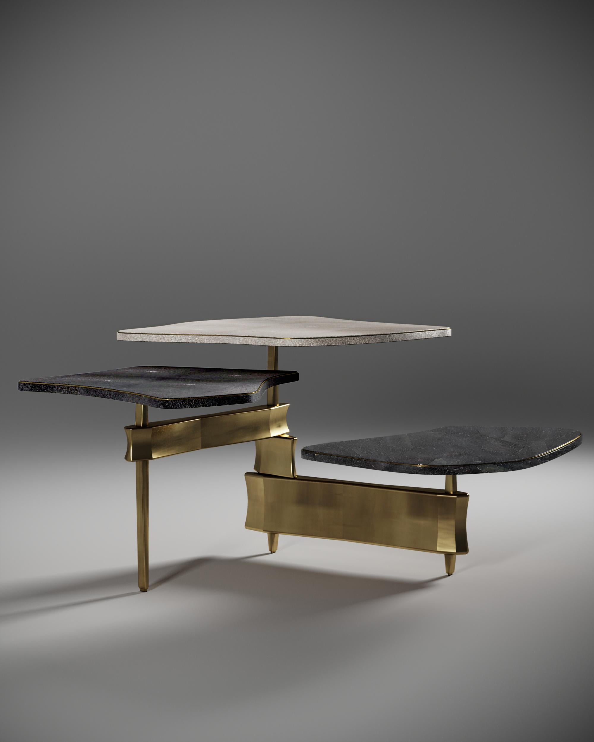 Couchtisch aus Chagrinleder mit Muschel- und Bronze-Patina-Messing-Akzenten von Kifu, Paris (21. Jahrhundert und zeitgenössisch) im Angebot