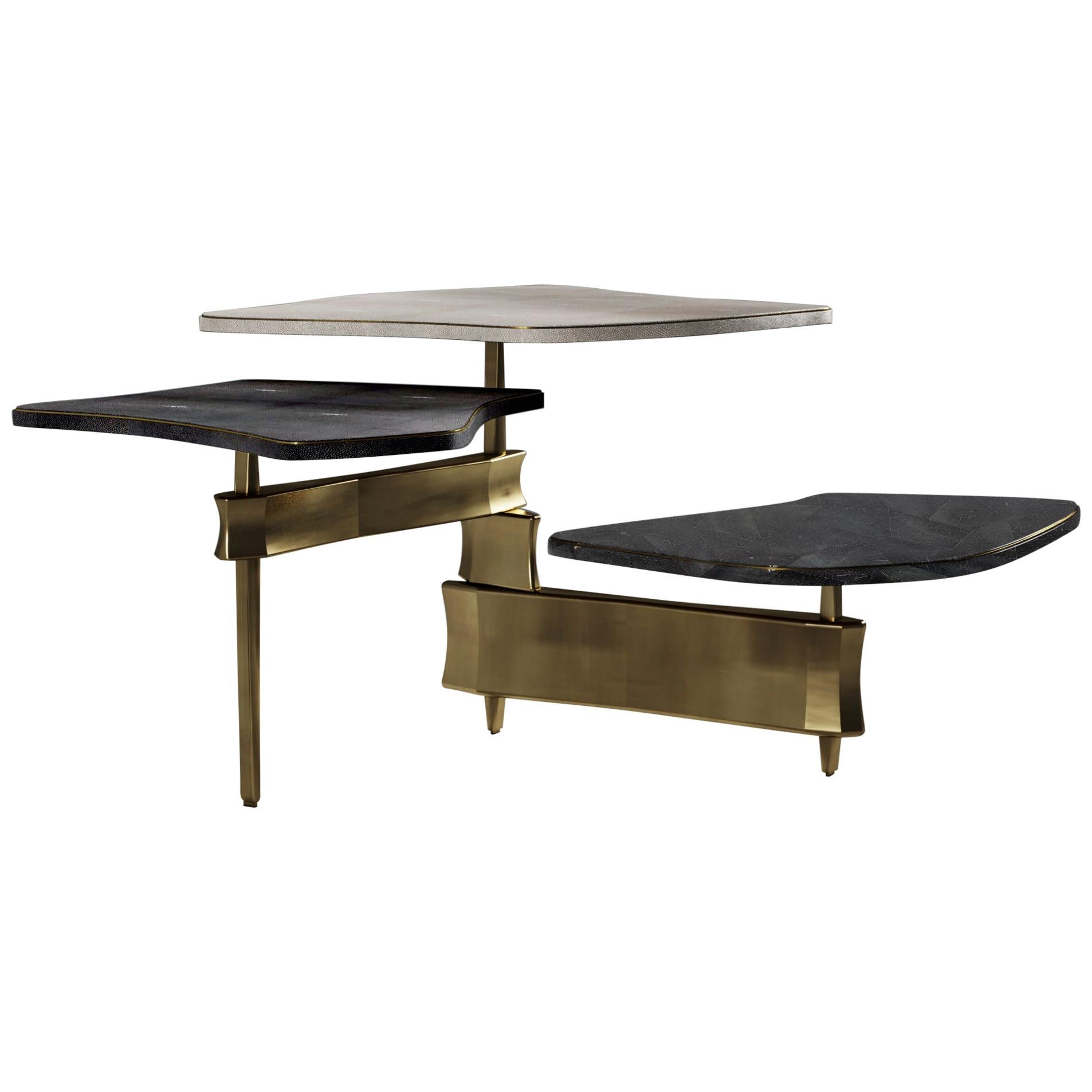 Table basse en galuchat avec motif coquillage et touches de laiton patiné bronze de Kifu Paris